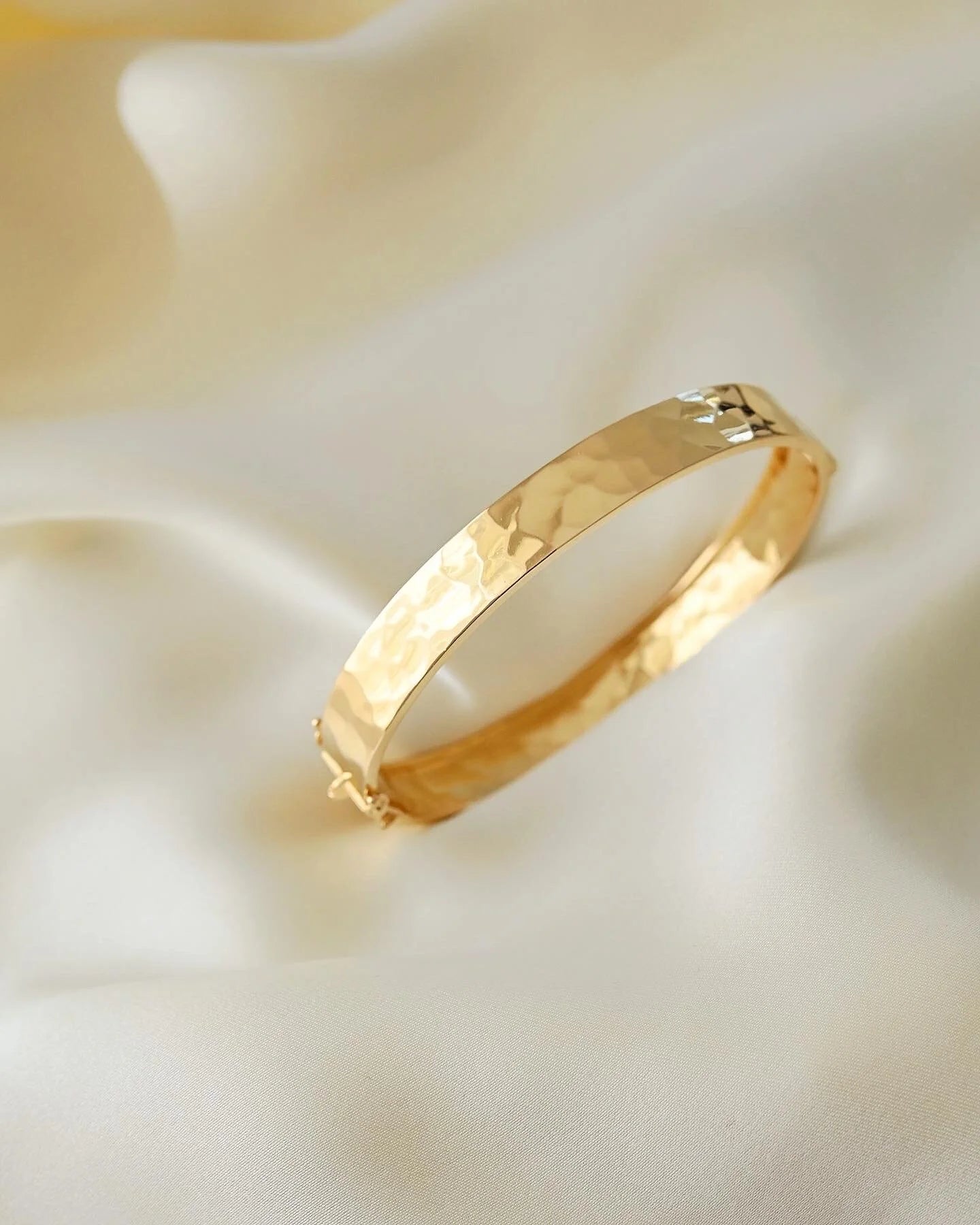 Stunning Hammered Finish Bangle 18K Gold 1977