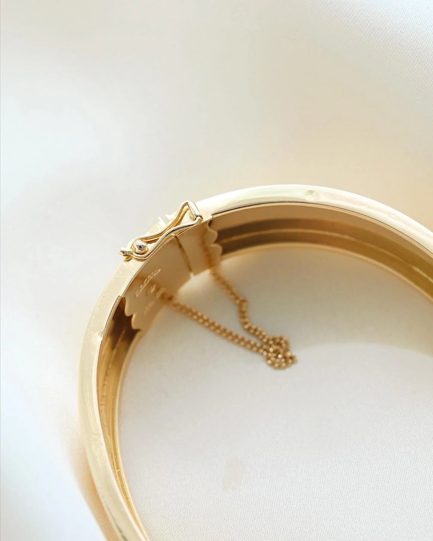 Divine Engraved Bangle 18K Gold 1932