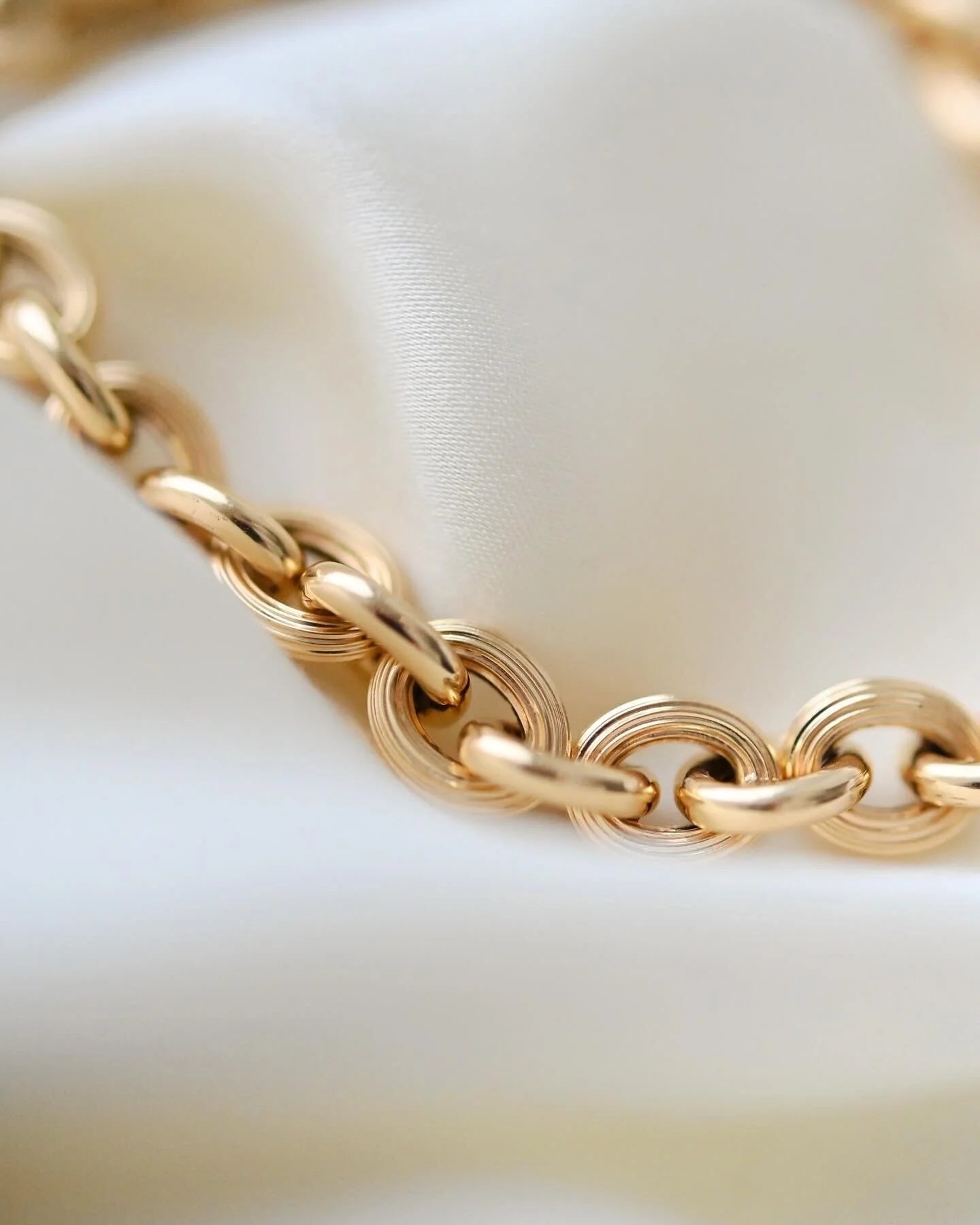 Drop Dead Gorgeous Vintage Bracelet 18K Gold Mid 1900s