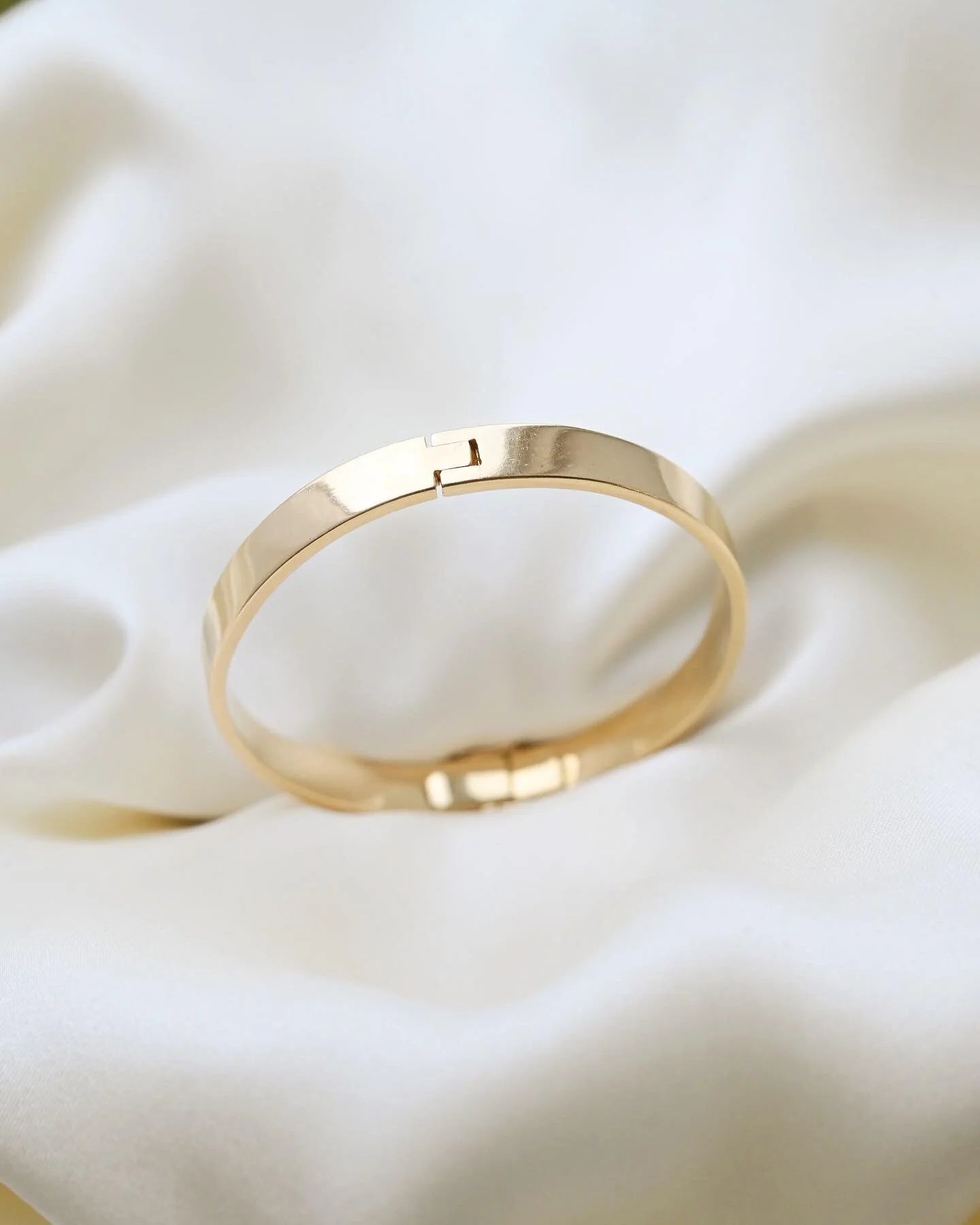 Beautiful Elegant Heavy 32 Grams Bangle 18K Gold