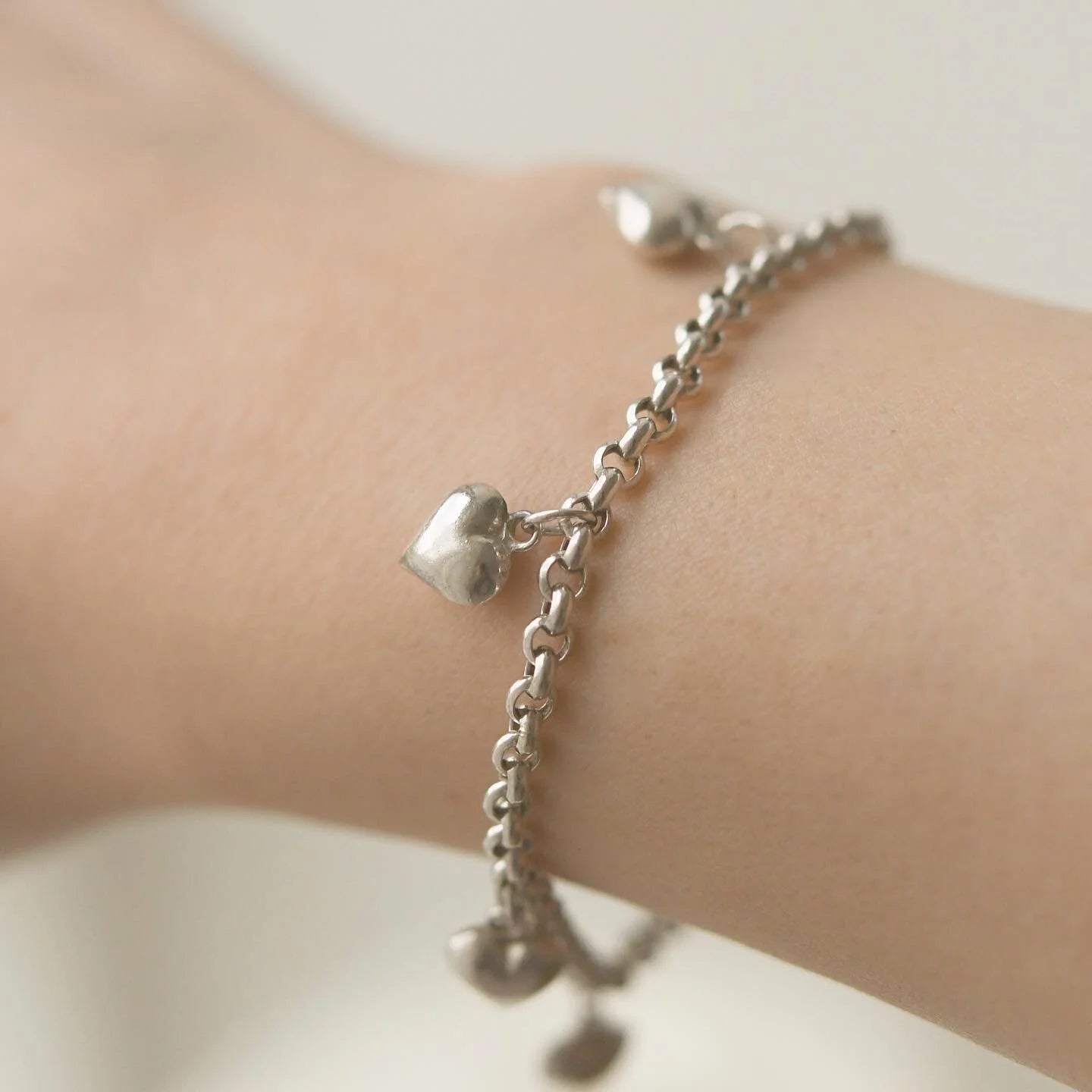 Adorable Victorian Rolo Link Bracelet with Puffy Hearts