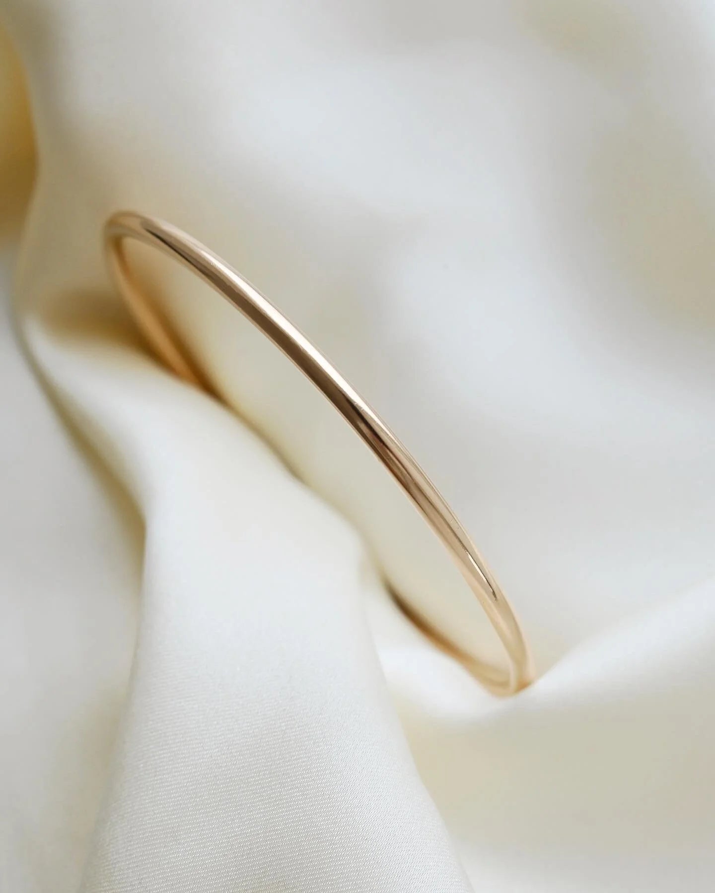 Classic Timeless Round Vintage Gold Bangle 14K 1960s