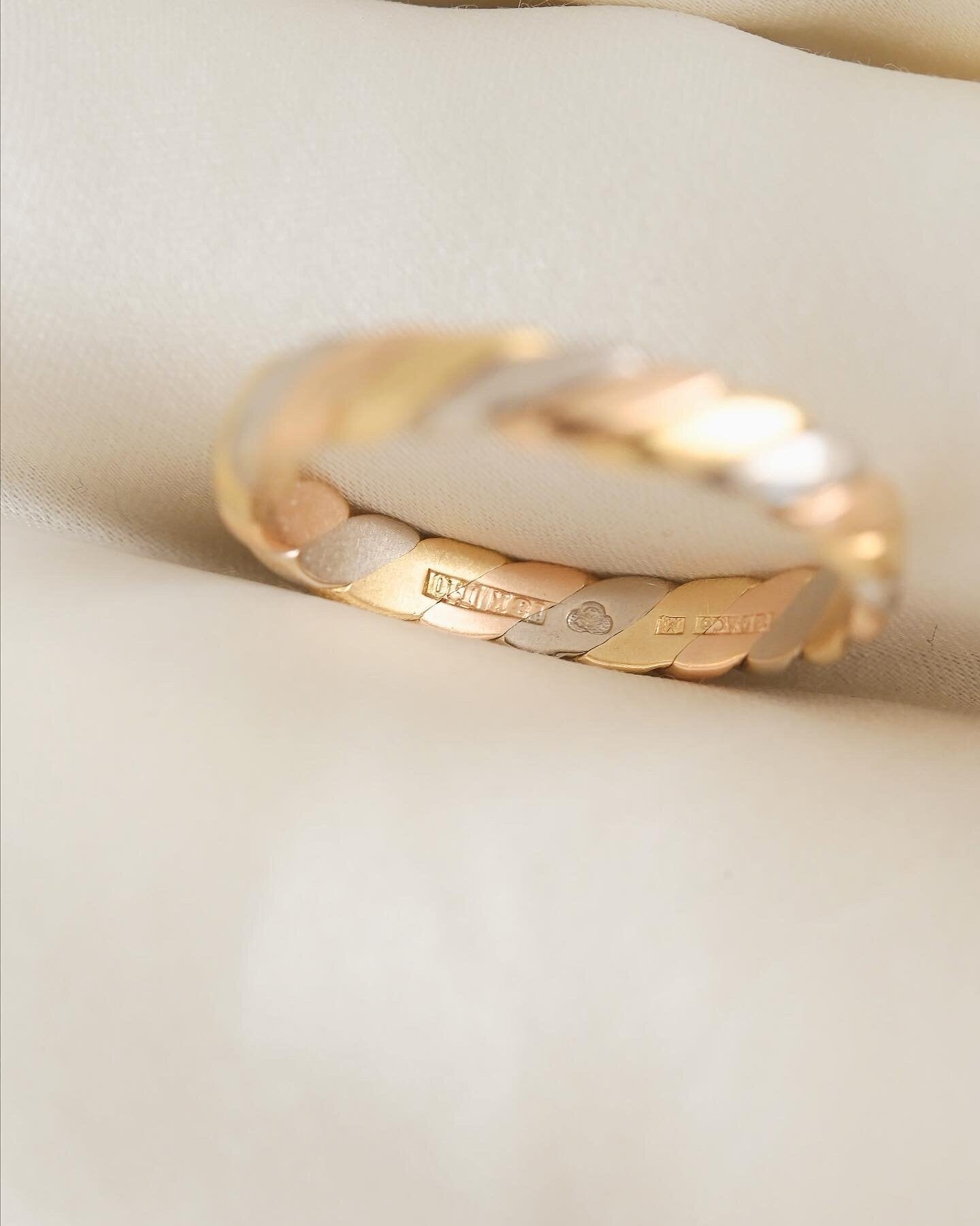 Tuesday Selection Vintage Pieces 18K Gold