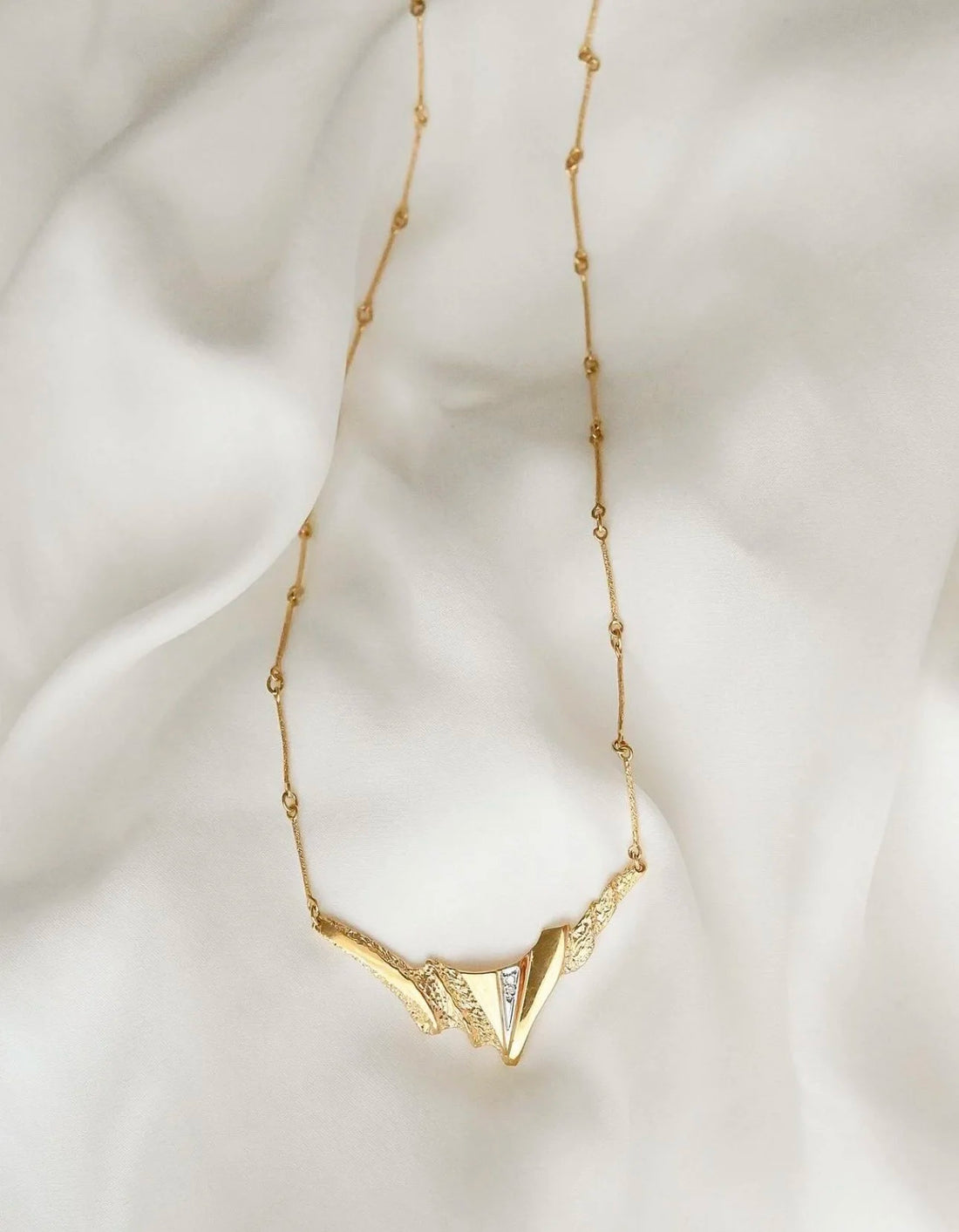Organically Shaped Gorg Mid Century Necklace Diamonds and 18K Gold 1900s