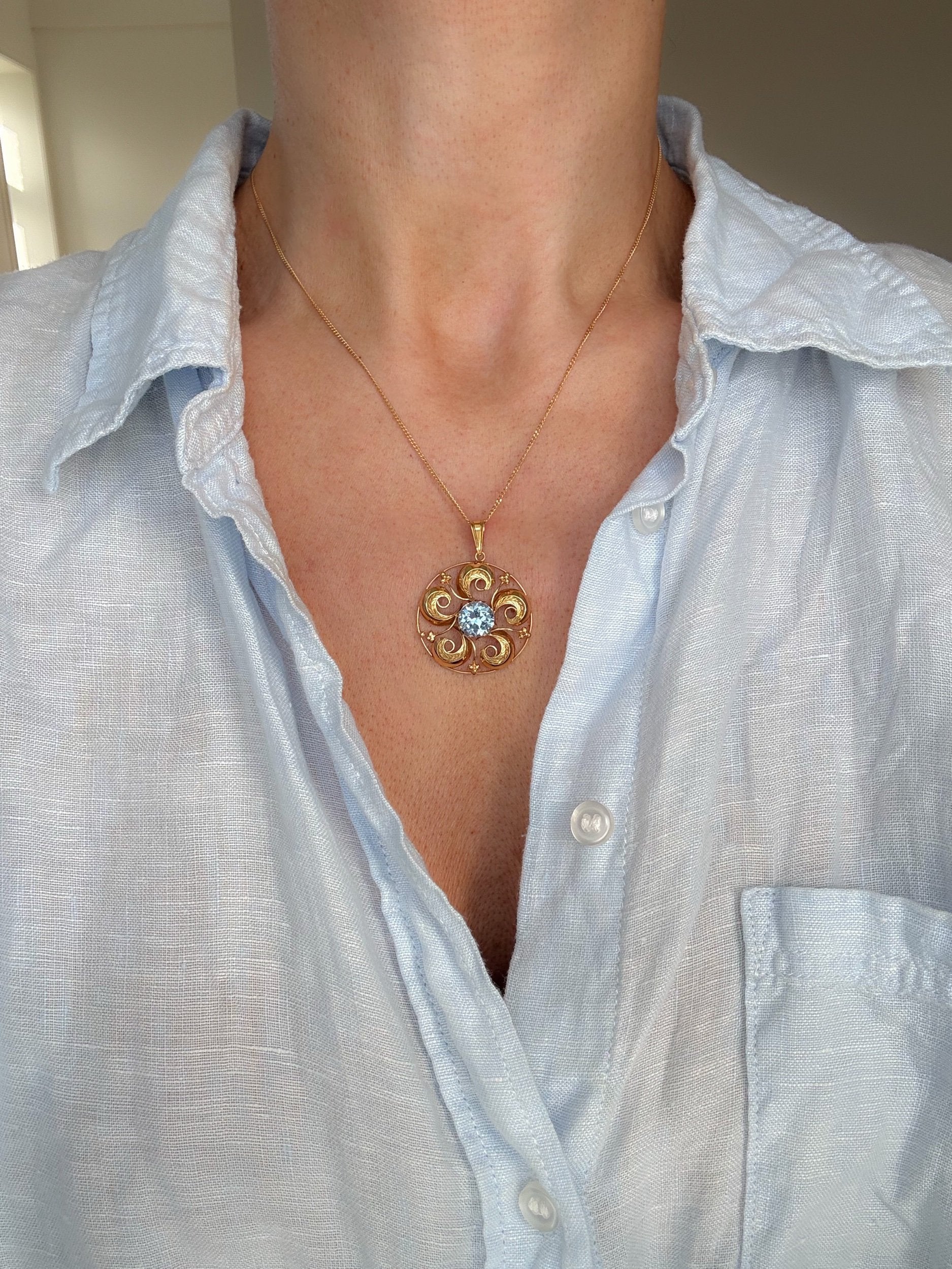 Vision in Blue Flower Pendant Spinel 18K Gold