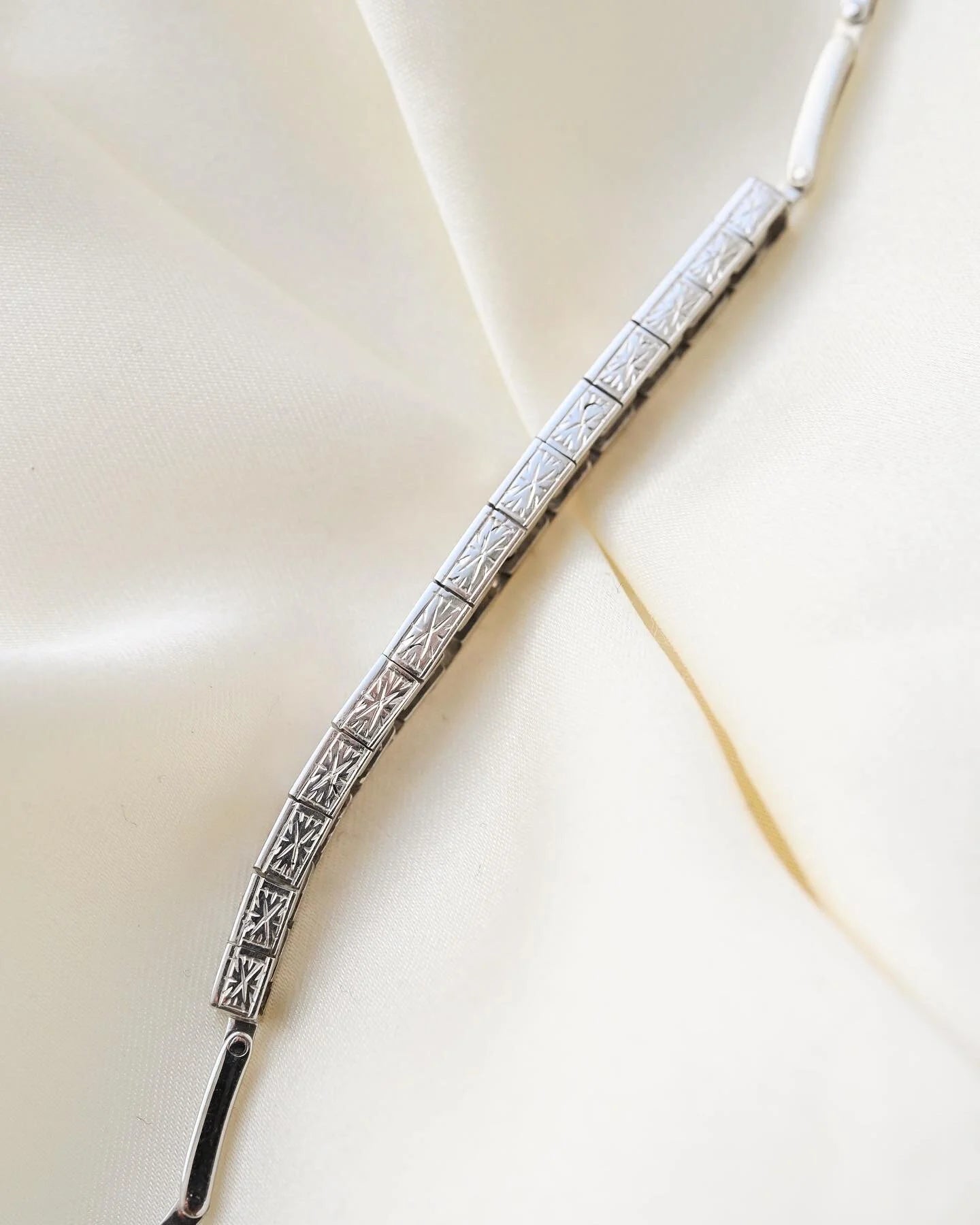 Magical Antique Art Deco 1.90 Carats Diamond Bracelet 14K White Gold 1930