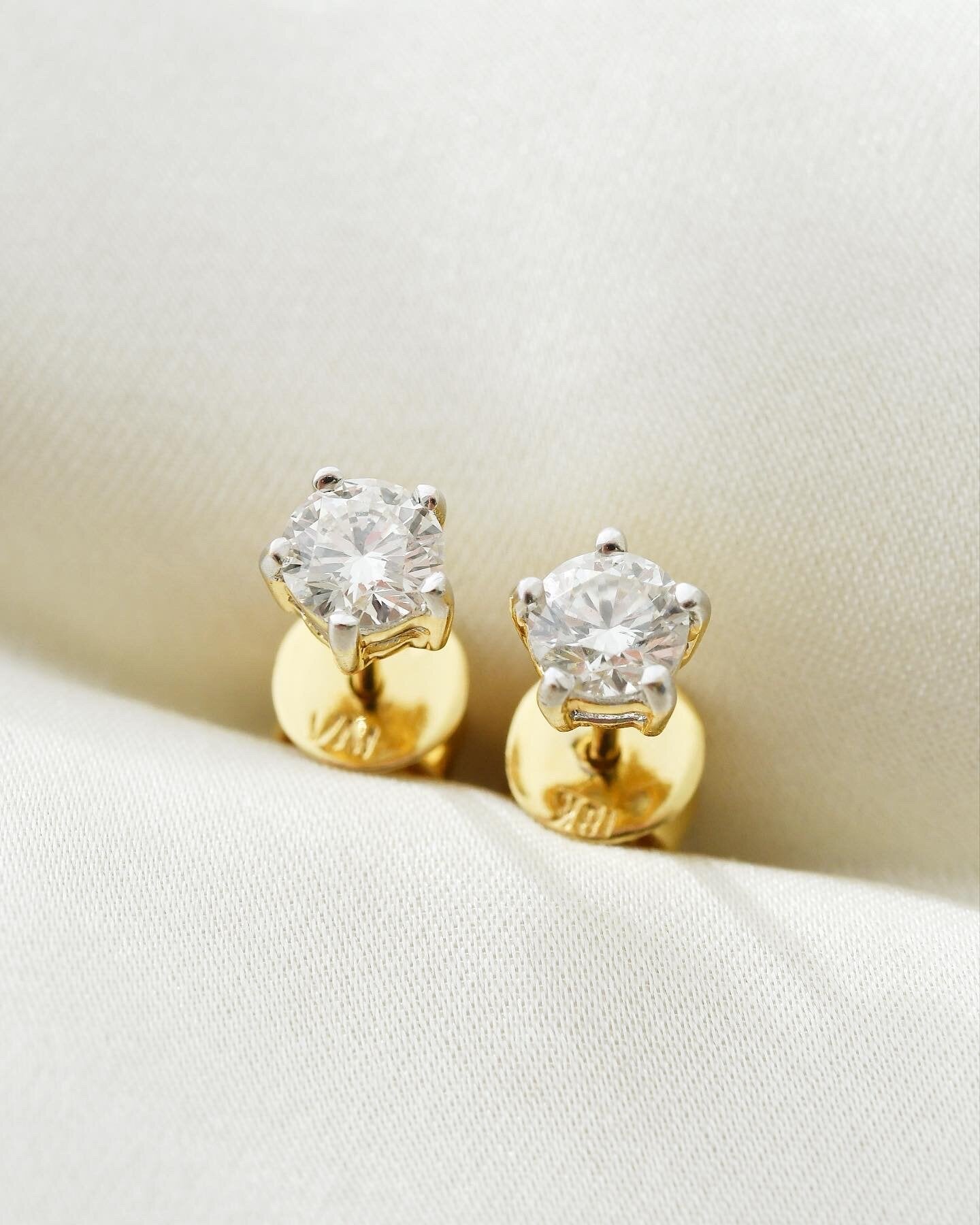 Stunning Diamond Solitaire Studs 0.75 Carats 18K Yellow Gold