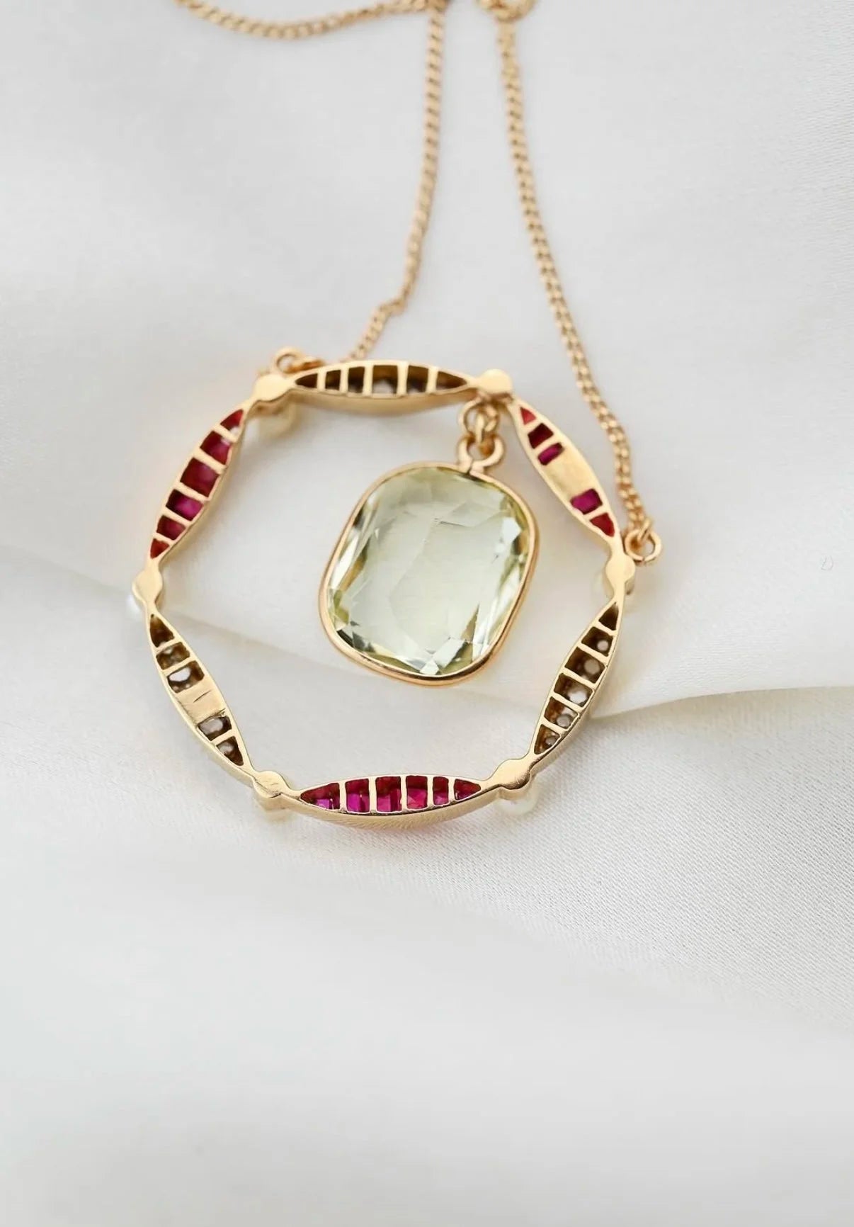 Antique Sublime Art Deco Pendant Necklace 18K Gold 1920s