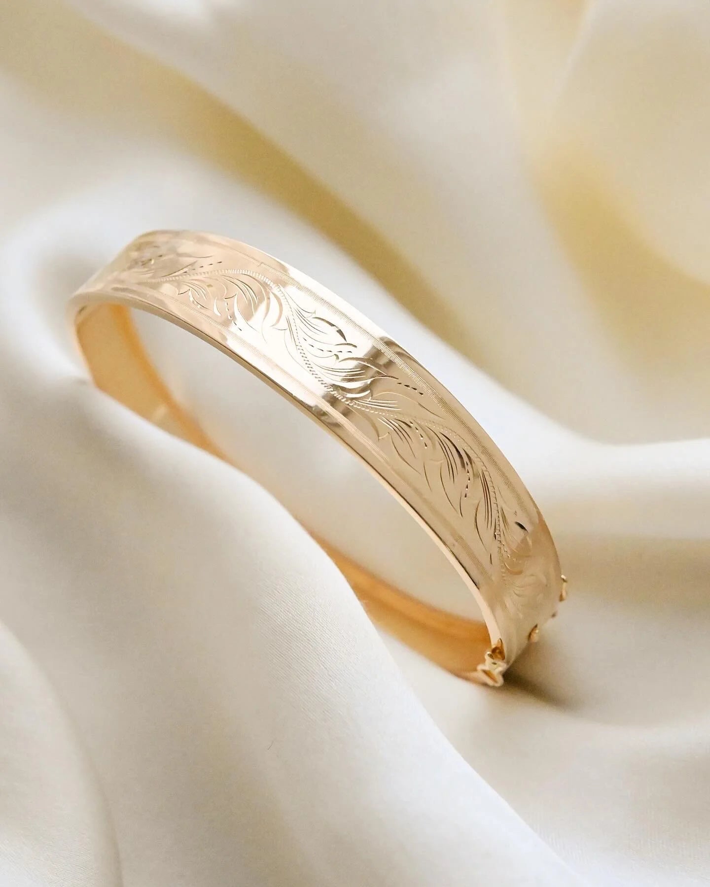 Amazing Beautiful Vintage Bangle w Leaf Engravings 18K Gold