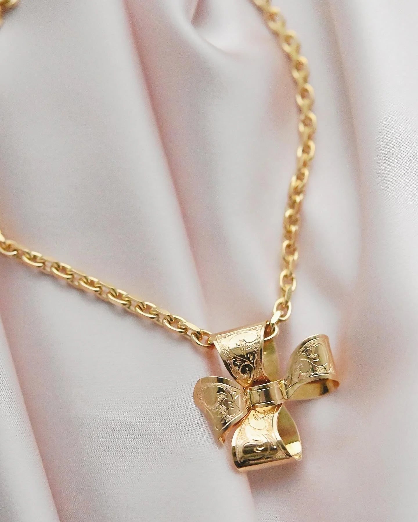 The Cutest Most Special 🎀 Ribbon Bow Pendant/Brooch 18K Gold 1940s
