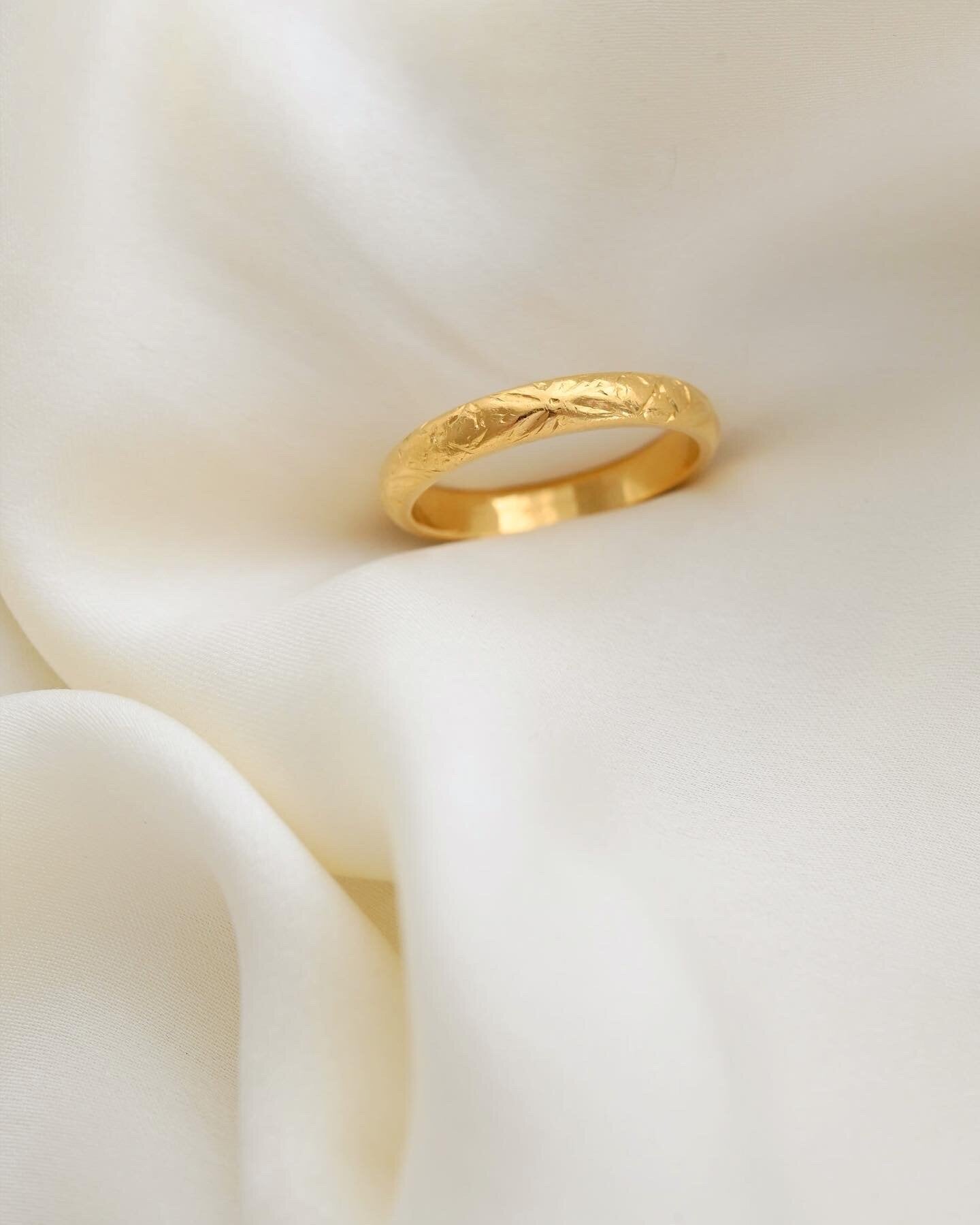 Sublime Cross Patée Engraved Ring 23K Gold 1939