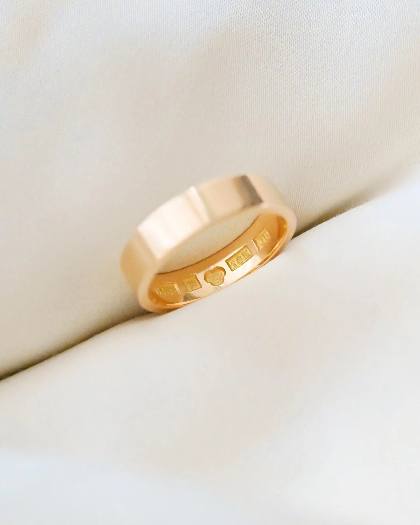Rare Shaped Swedish Vintage Ring Band 18K Gold 1970