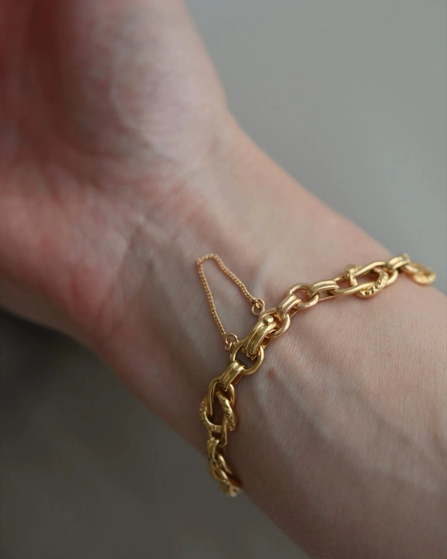 Adorable Engraved Antique Link Bracelet 18K Gold 1910s