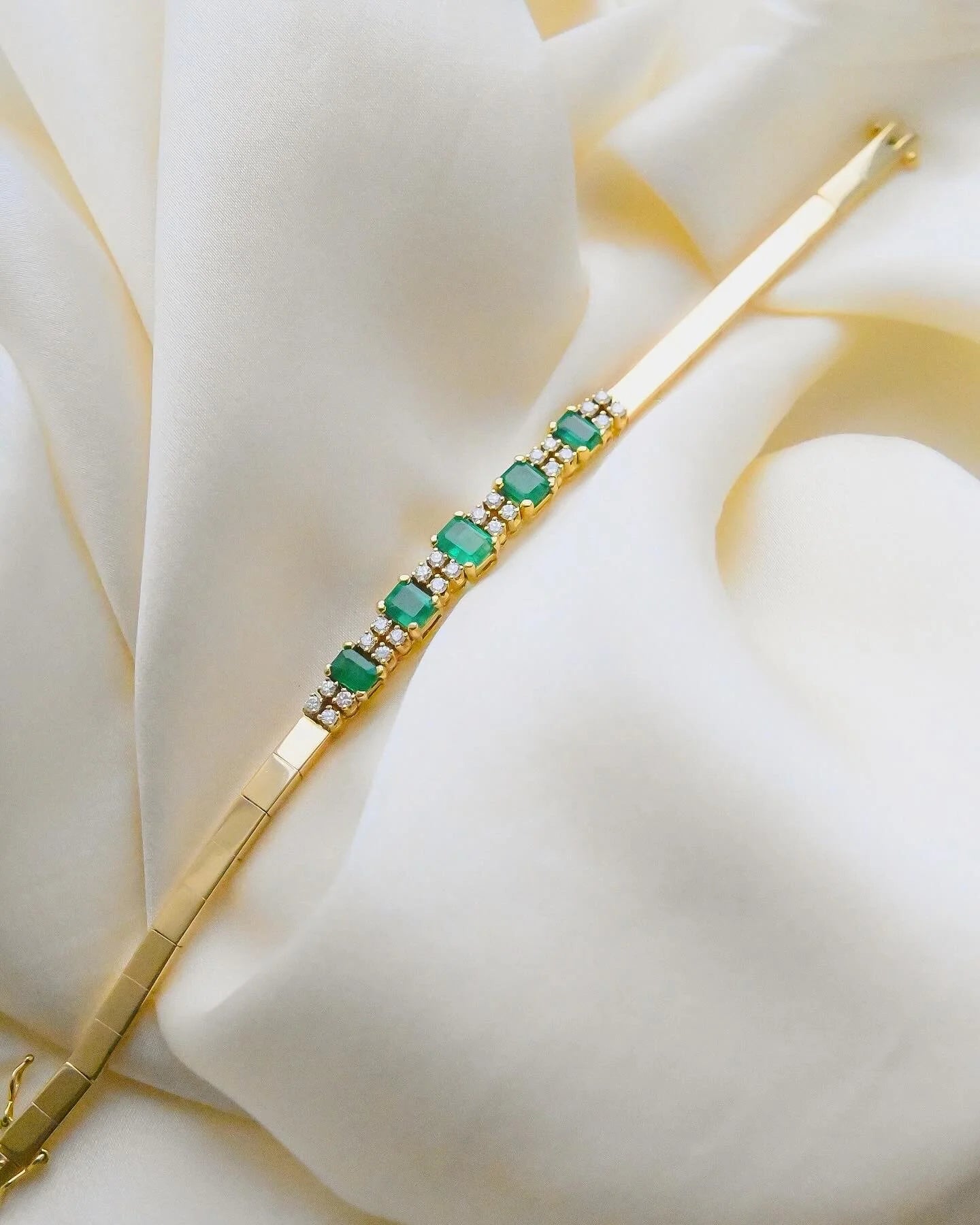 Magical Vintage Emerald and Diamond Bracelet 18K Gold 1970s