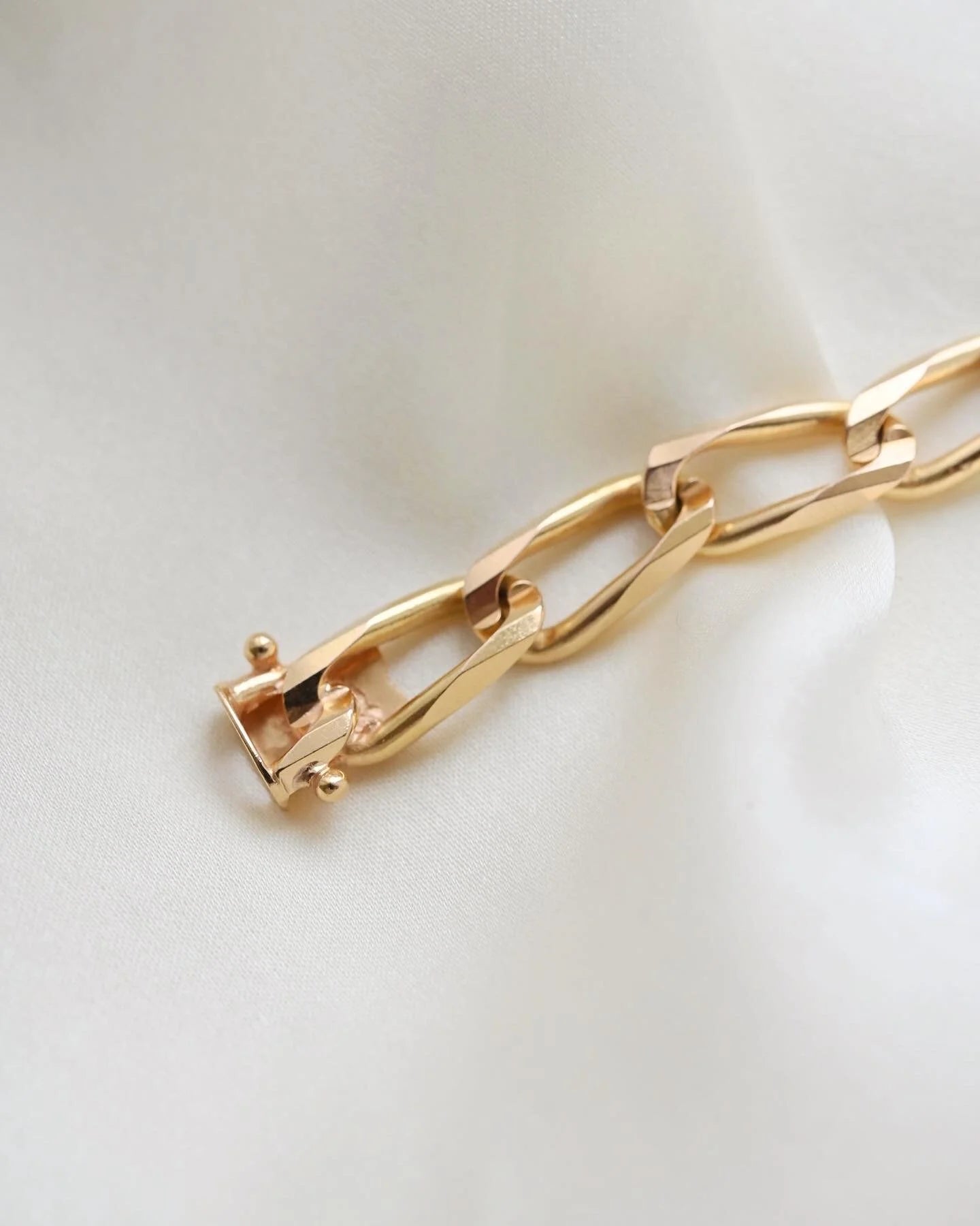 Sublime Faceted Vintage Curb Link Bracelet 18K Gold
