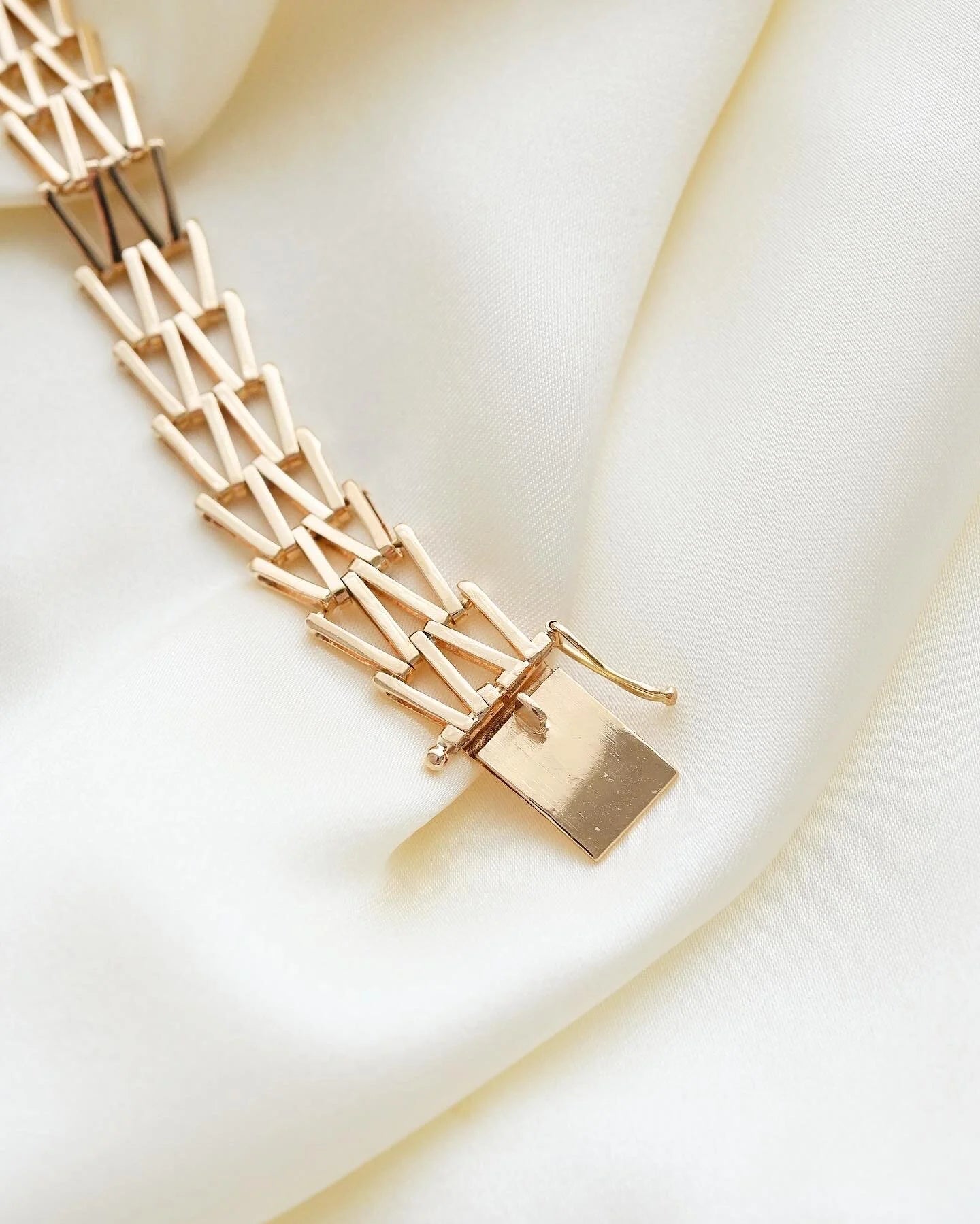 Sublime Swedish V Link Bracelet 18K Gold 1966