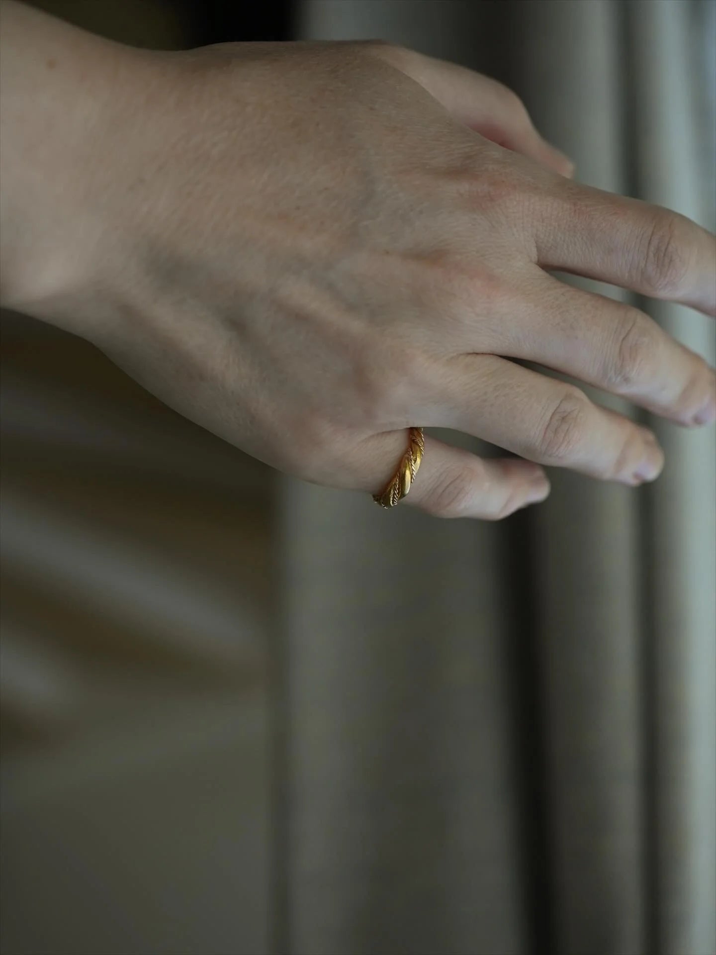 Glowing Spiral Twist Ring 23K Gold Sweden