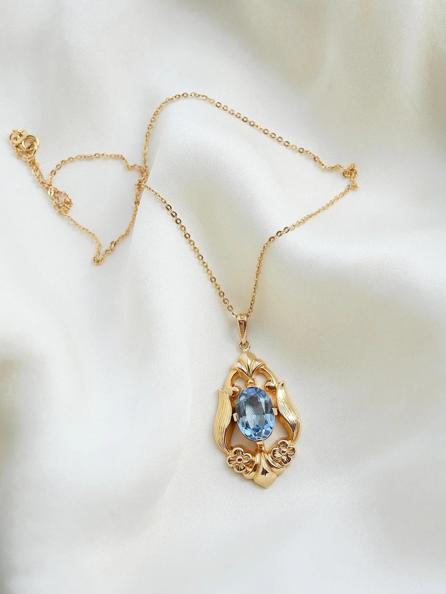 Special Big Mid Century Topaz Pendant and Chain 18K Gold