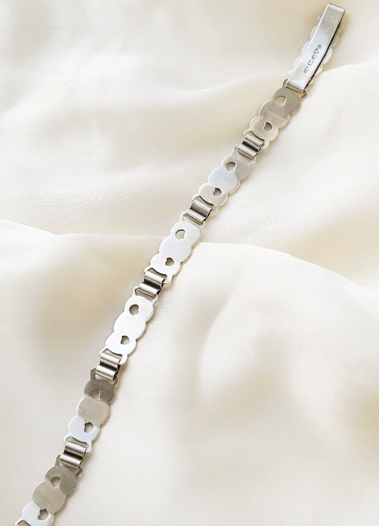 Feminine 1940s Flower Silver Bracelet