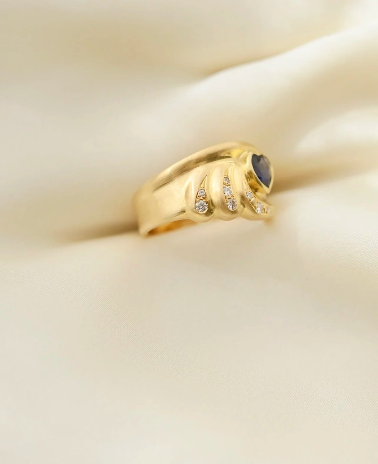 Vintage Sapphire Heart Diamond 18K Hold 1970s