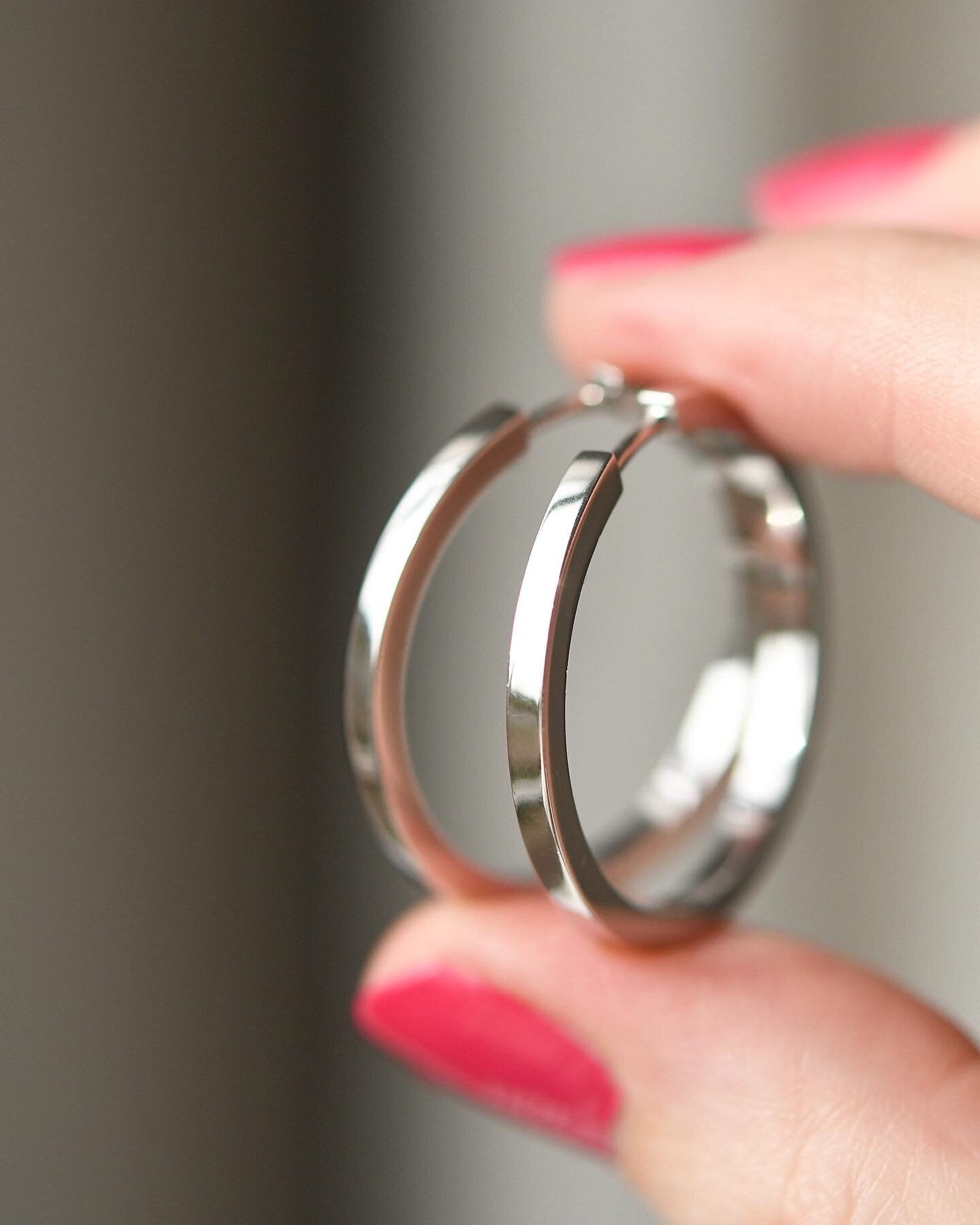 Cool, Classic White Gold Hoop Earrings 14K White Gold 1990a