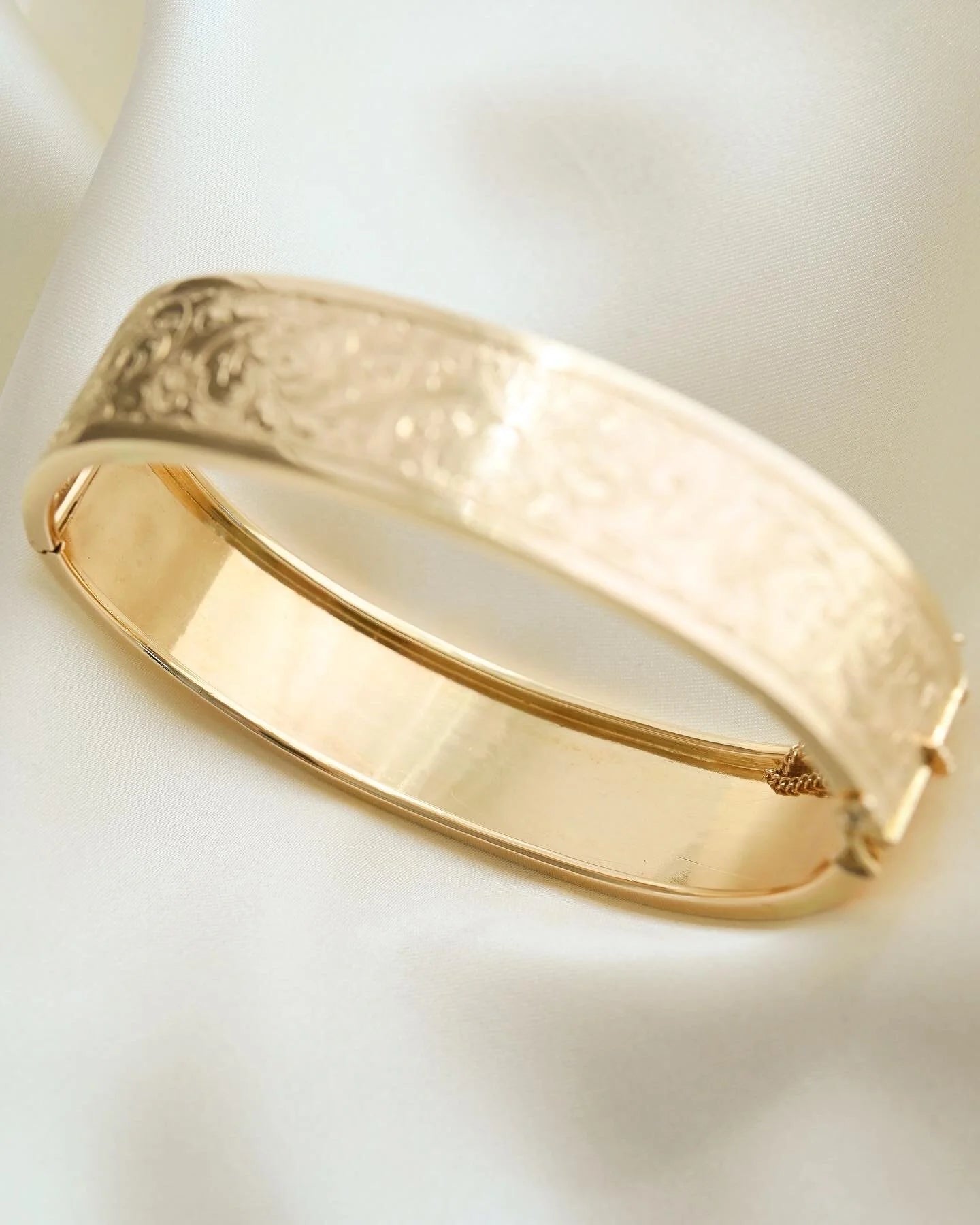 Divine Engraved Bangle 18K Gold 1932
