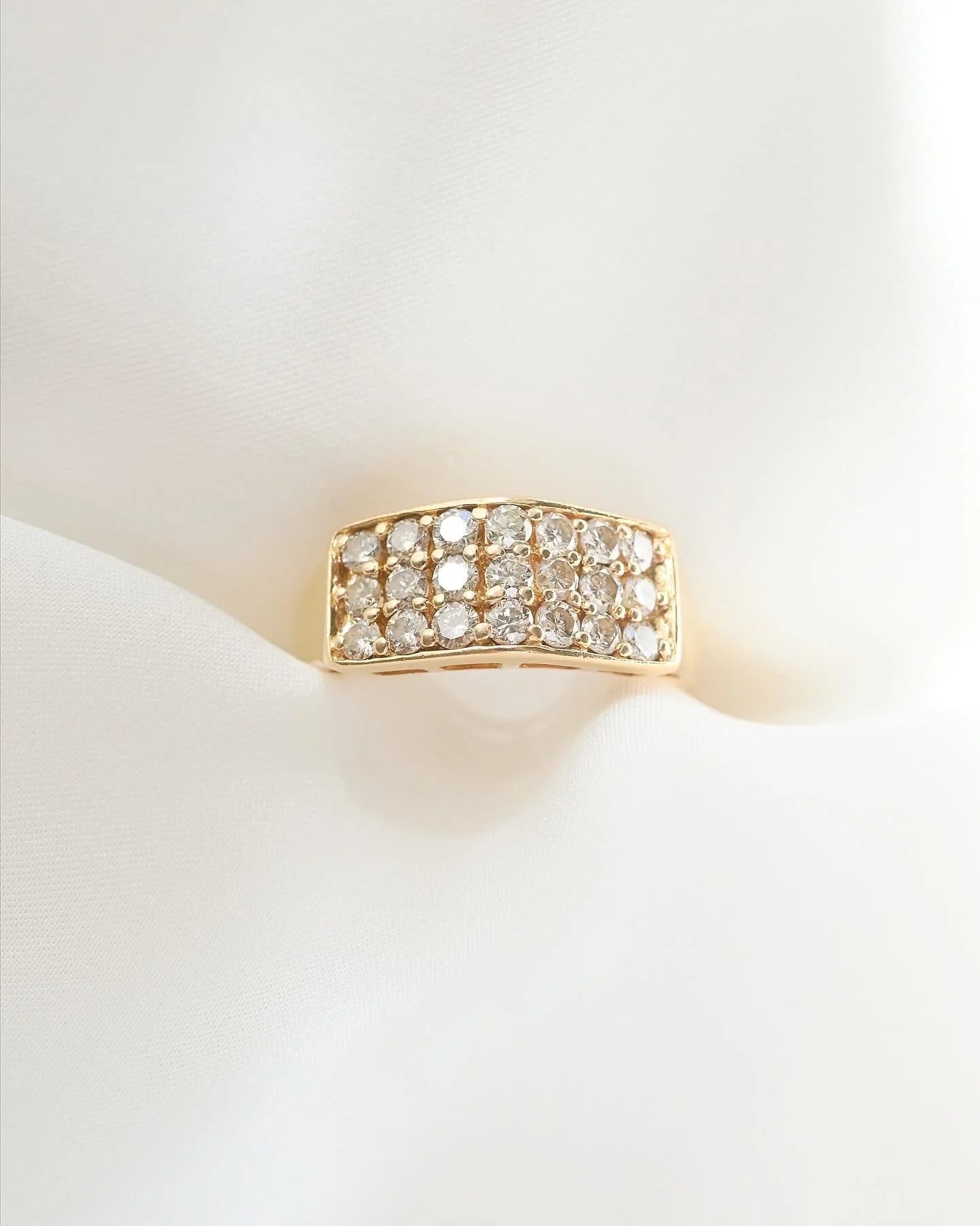 Gorgeous 1 Carat Clean Diamonds Vintage Ring 18K Gold 1970s
