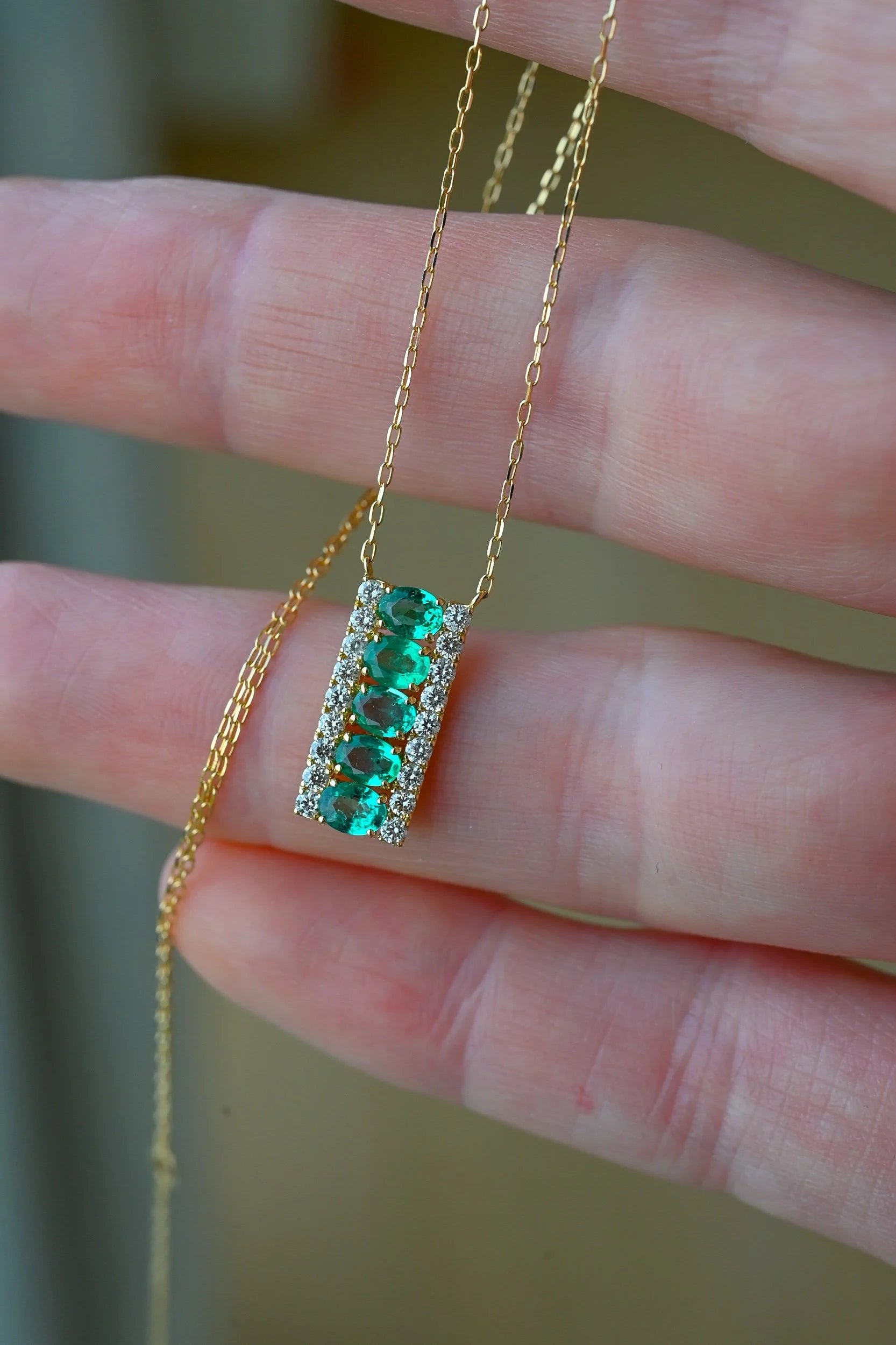 Extraordinary Beautiful Emerald and Diamond Necklace 18K Gold