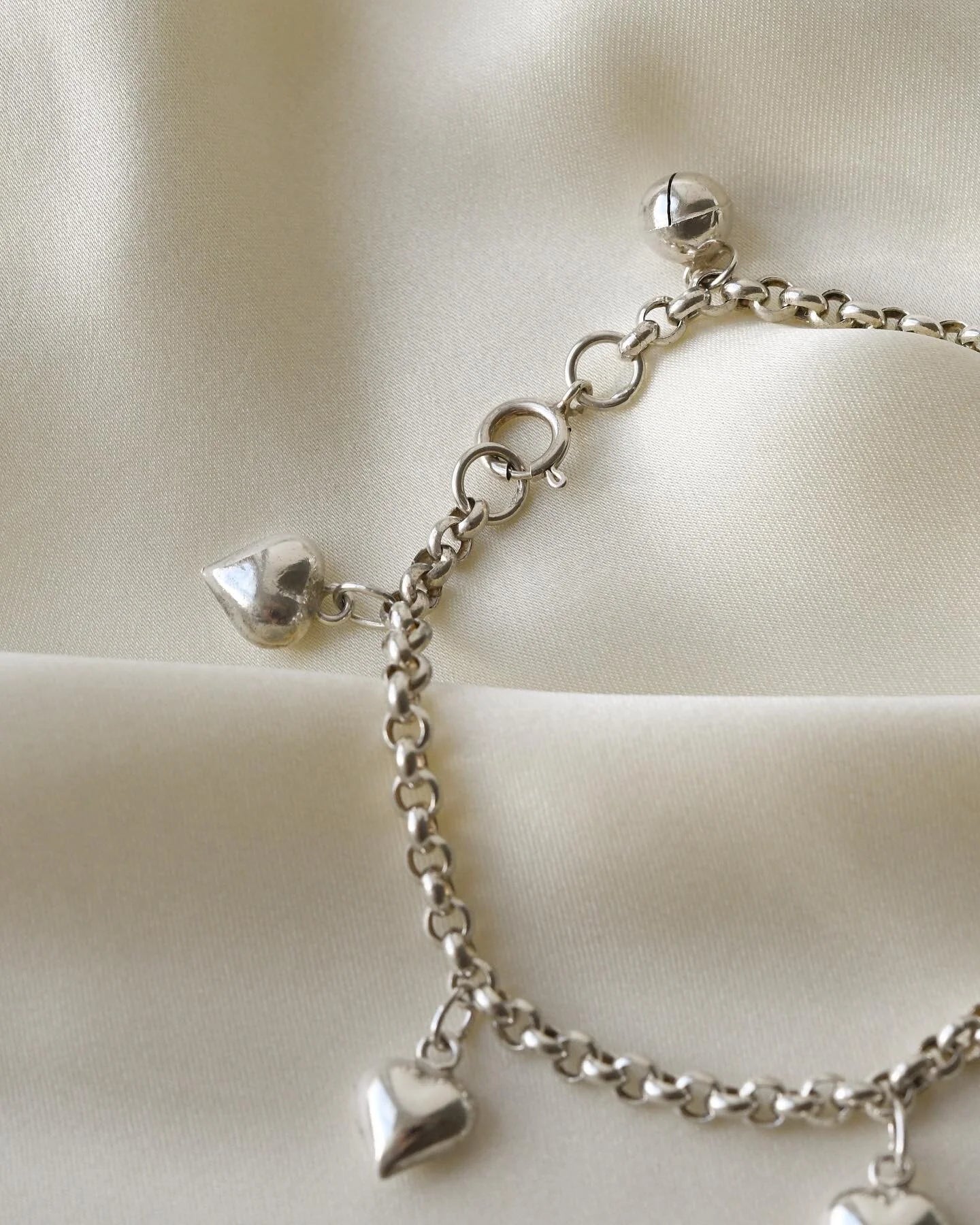 Adorable Victorian Rolo Link Bracelet with Puffy Hearts