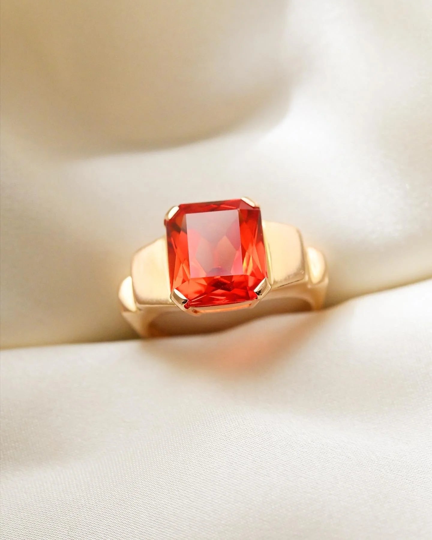 Incredible Orange Swedish Sapphire Ring 18K Gold 1952