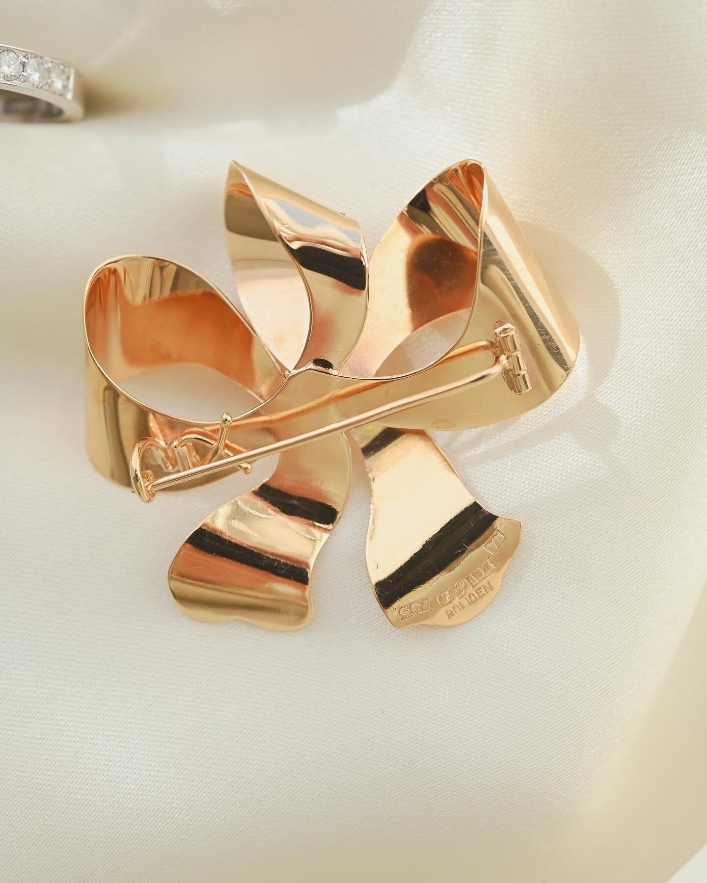 Vintage Bow Pendant/ Brooch 18K Gold 1947