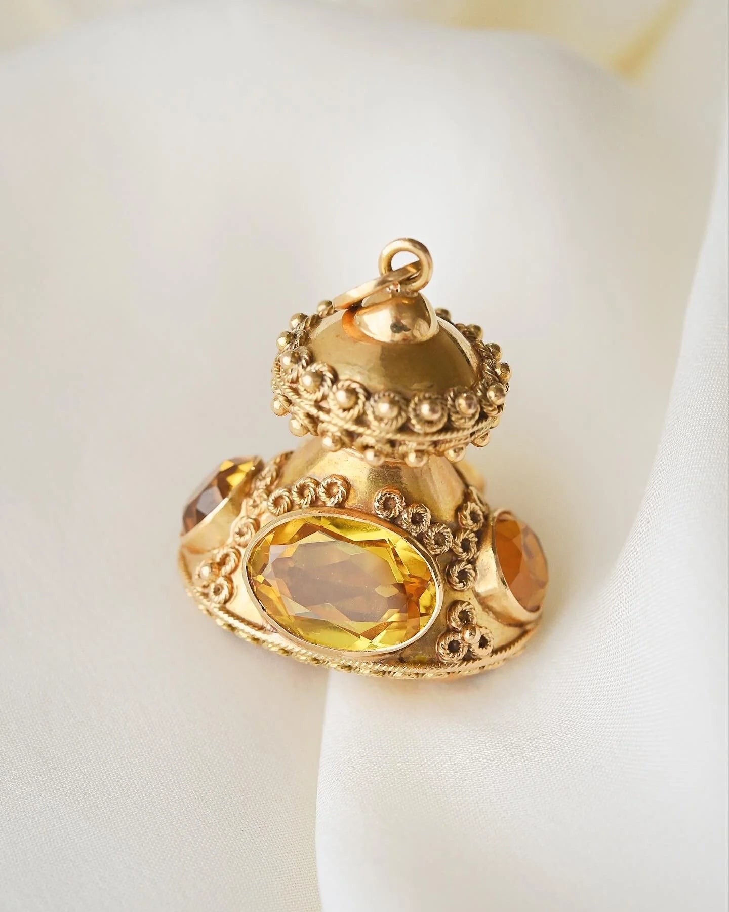 Sublime 19 Grams Heavy Extraordinarily Beautiful Antique Fob 18K Gold Beg 1900s