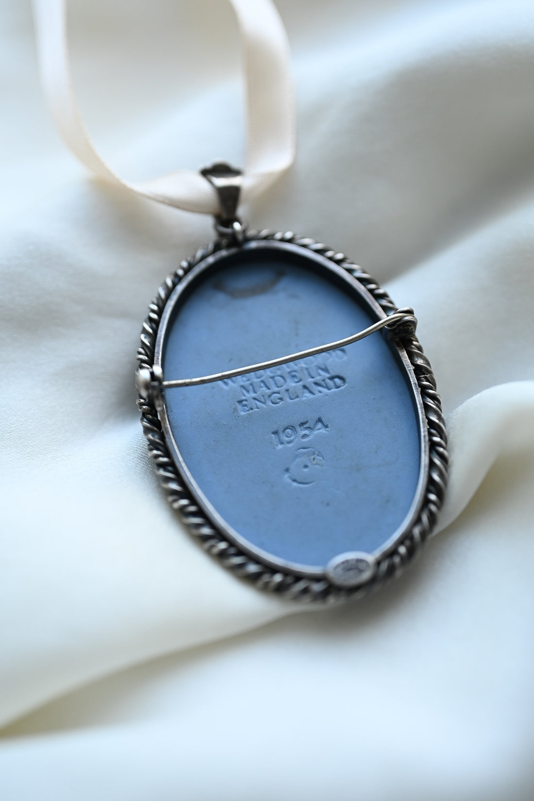 Lovely Vintage Wedgwood Jasperware Pendant Brooch, England 1954