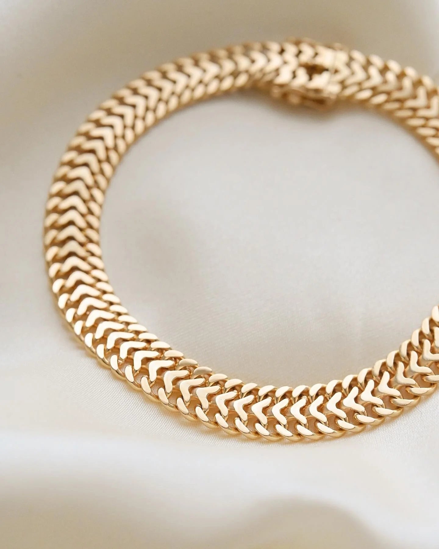 Special Glowing Fox Tail Bracelet 18K Gold 1962