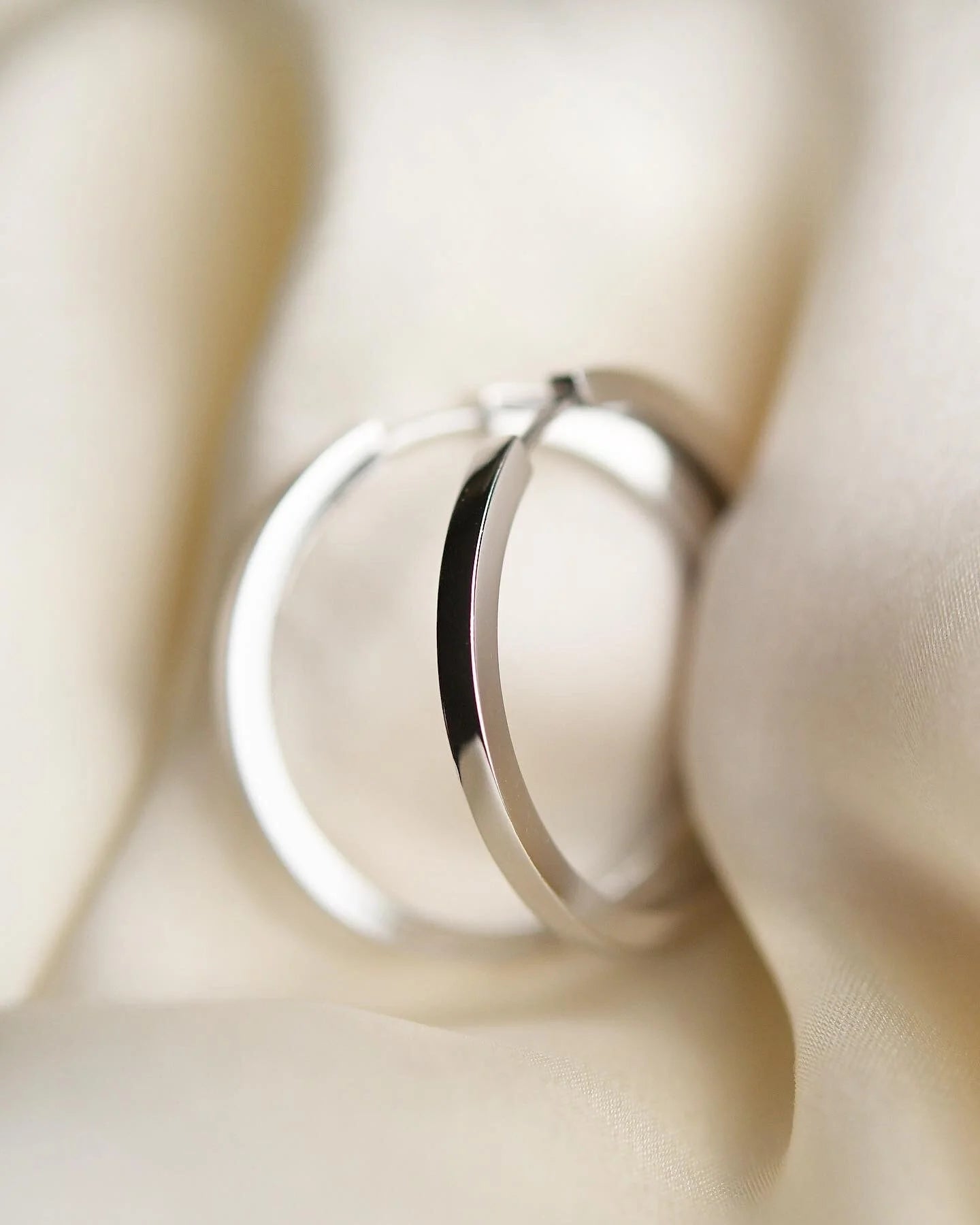 Cool, Classic White Gold Hoop Earrings 14K White Gold 1990a