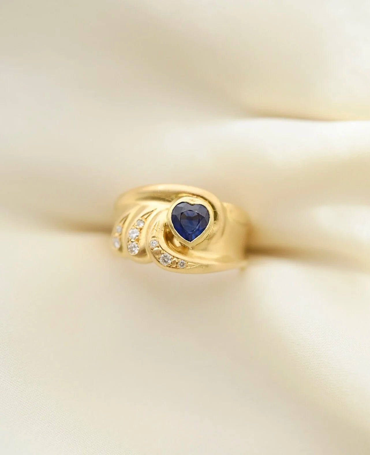 Vintage Sapphire Heart Diamond 18K Hold 1970s