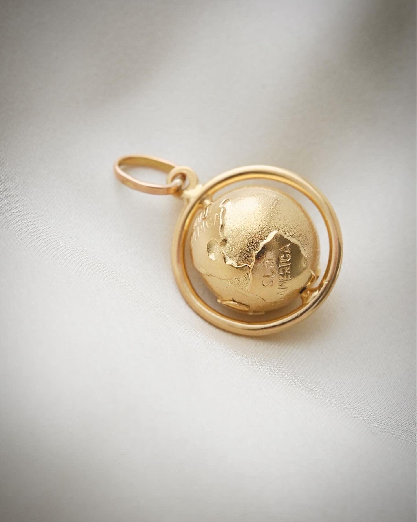 Spinning Swedish Vintage Earth Globe Vintage Pendant 8 Grams 18K Good