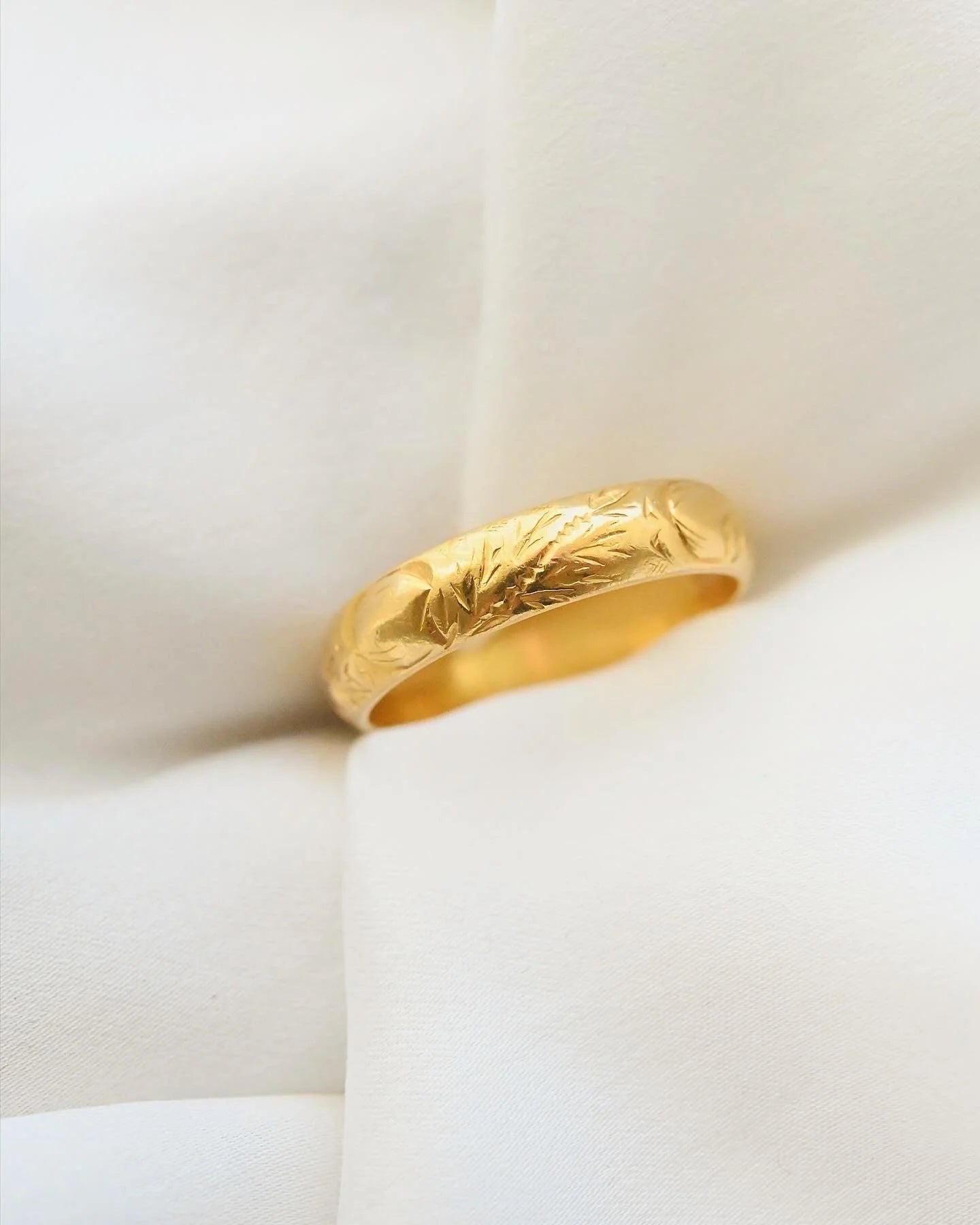 Extemely Pretty Heavy Old Engraved Wedding Band 23K Gold