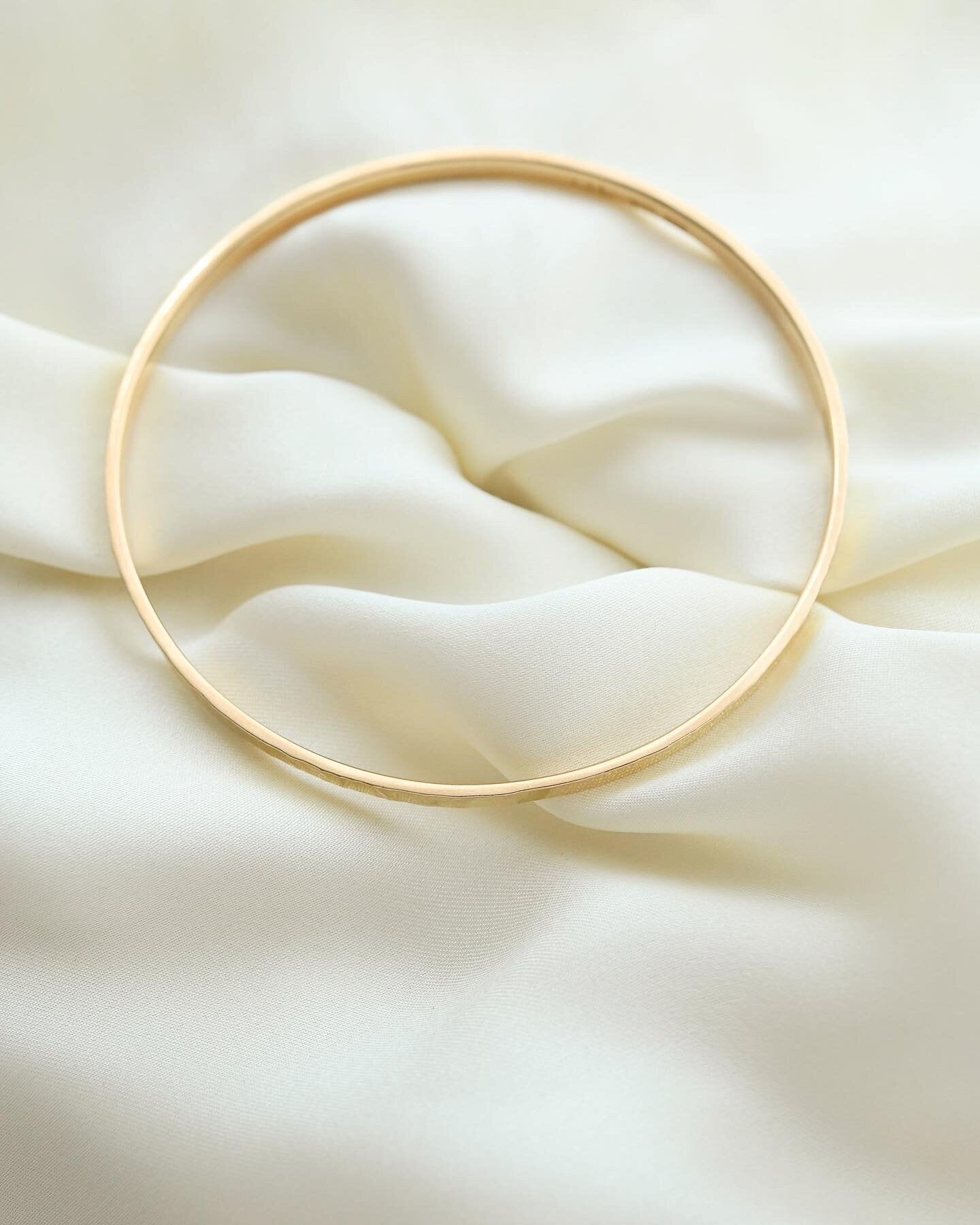 Beautiful 8.25 Inches Textured Solid Bangle 18K Gold