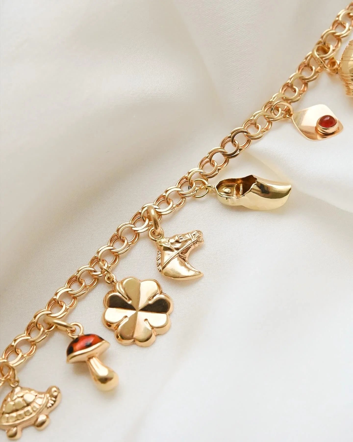 Special Mid Century 10 Charm Bracelet 18K Gold 1959