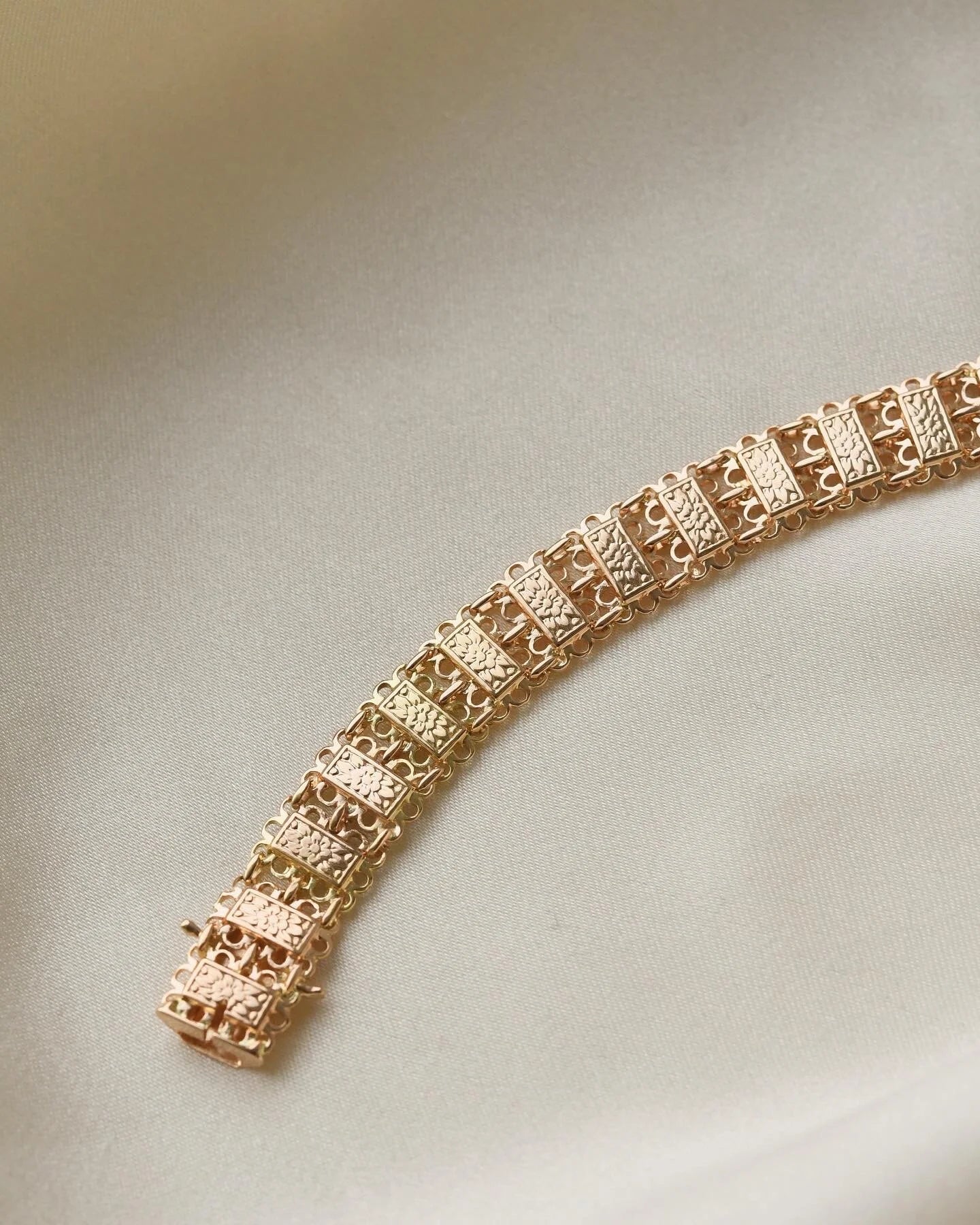 Special Engraved Link Bracelet 18K Gold