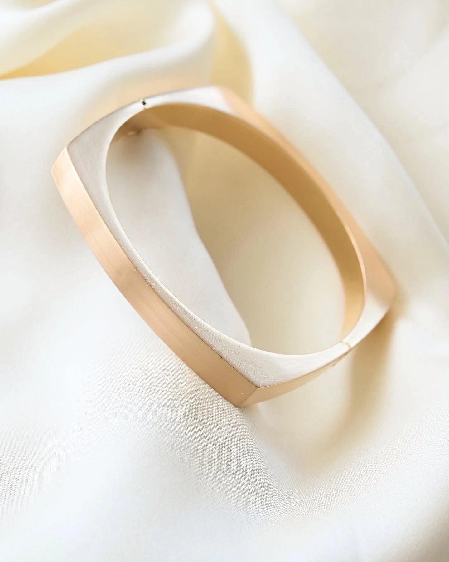 Vintage Silk Texture Bangle 18K Gold 1970