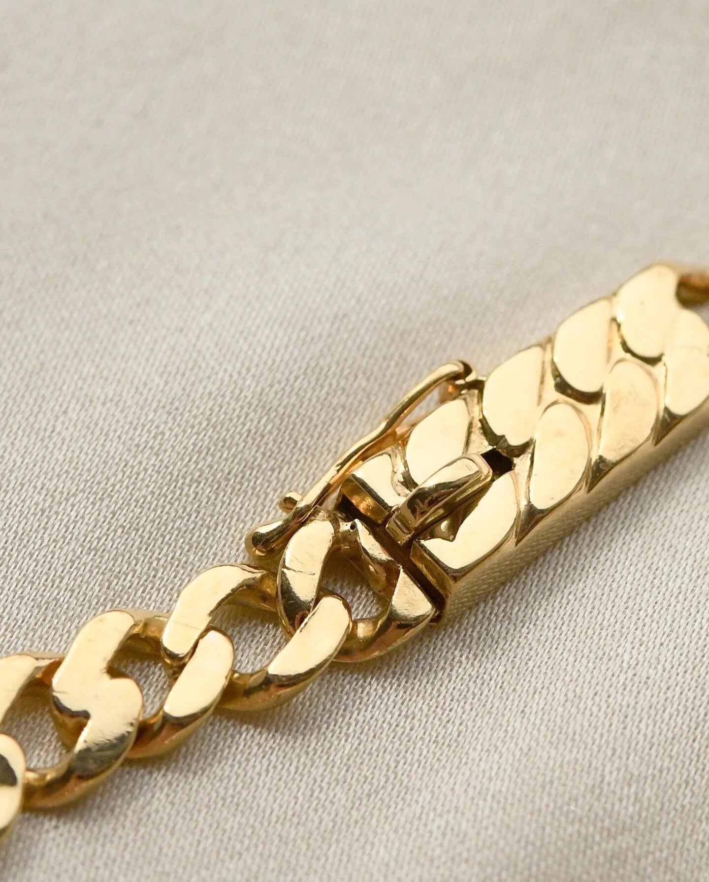 Beautiful 1942 18K Gold Curb Bracelet