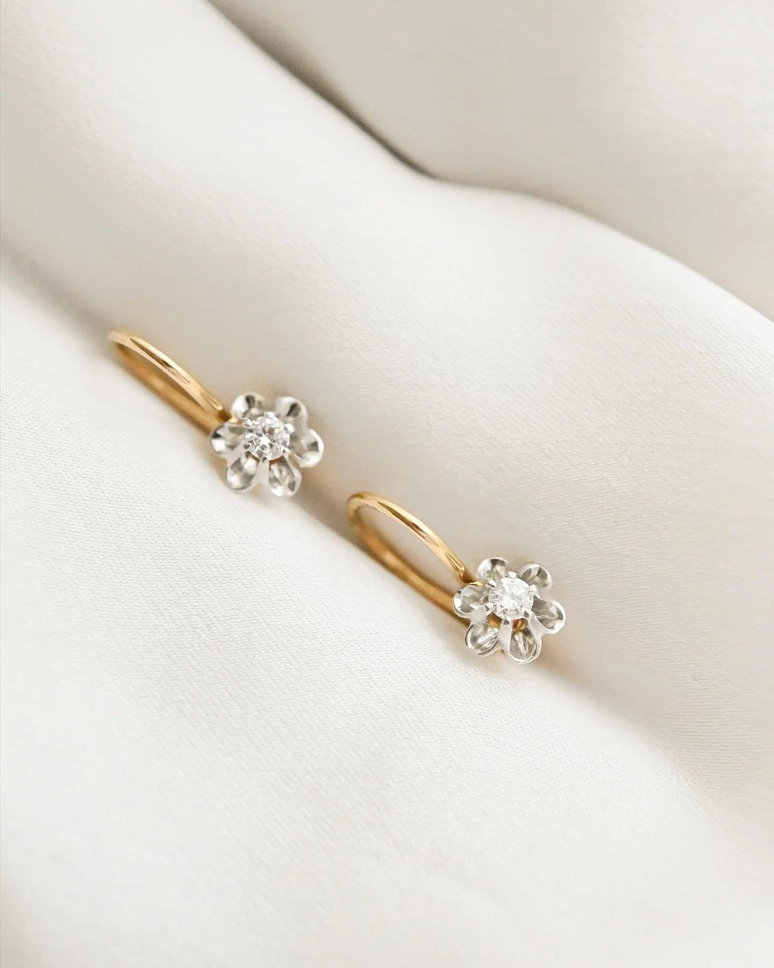Special Rare Buttercup Set Diamonds 18K Gold