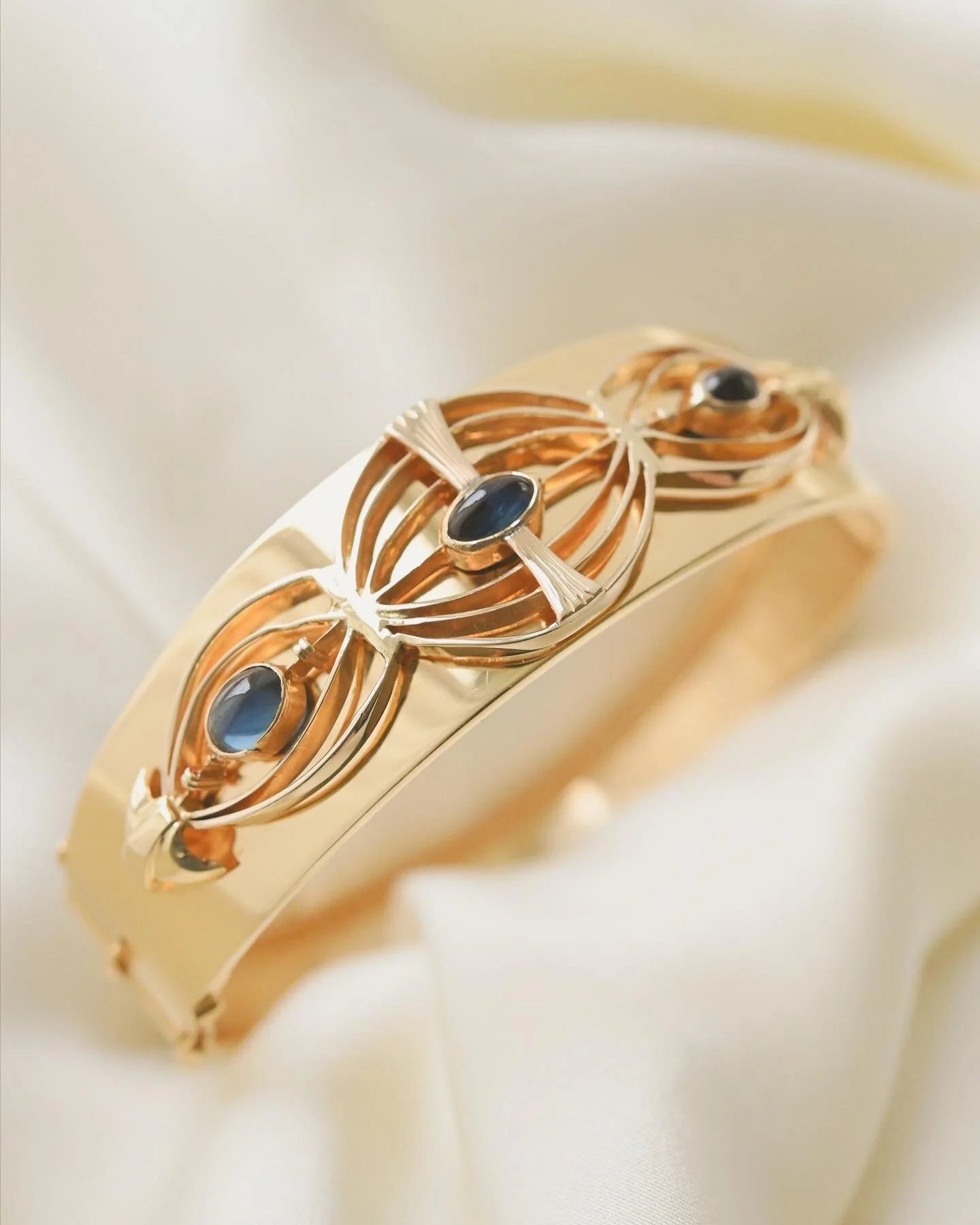 1968 Vintage Bracelet W Sapphire Cabochons 18K Gold