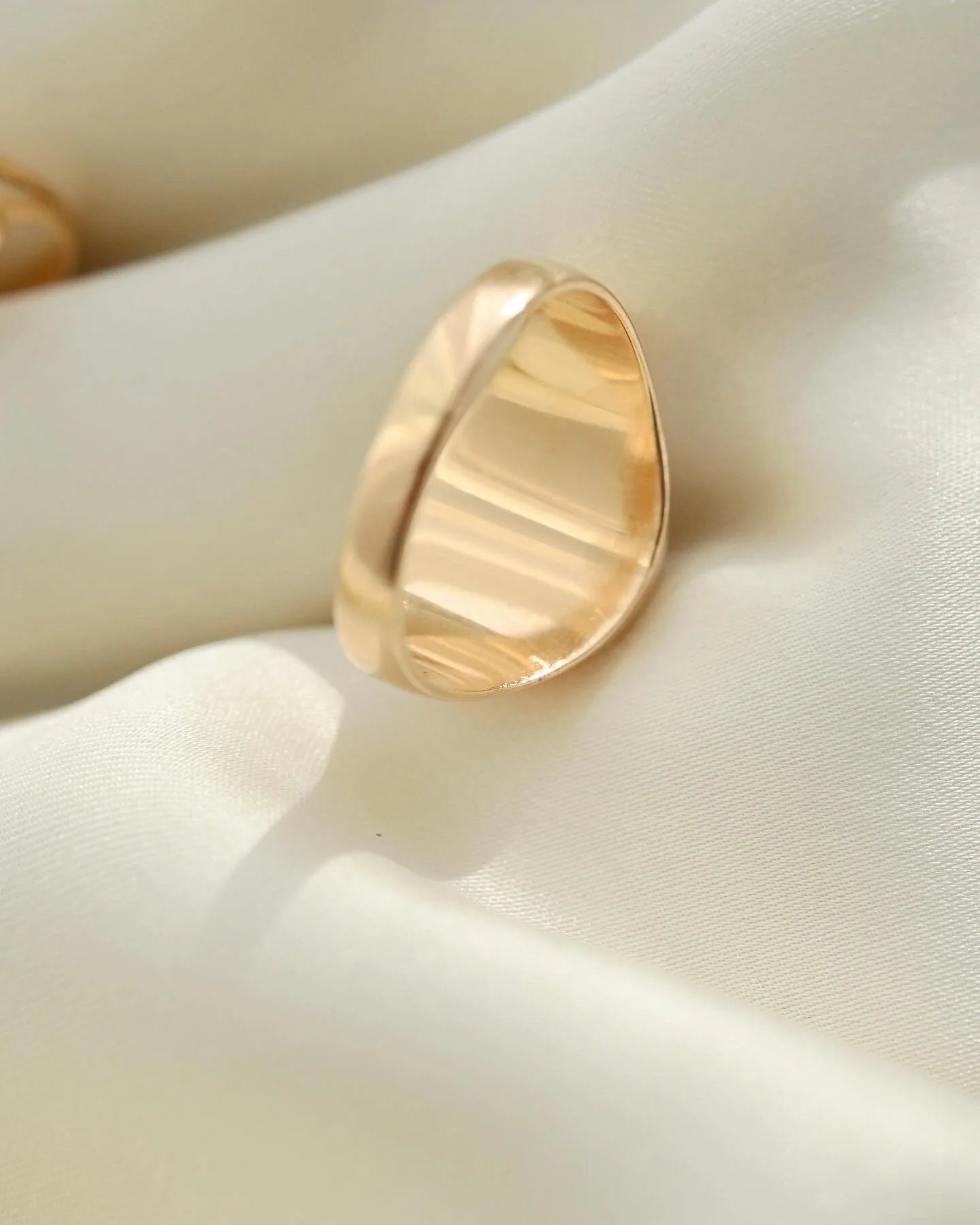 Amazing Heavy Signet Ring 18K Gold 1975