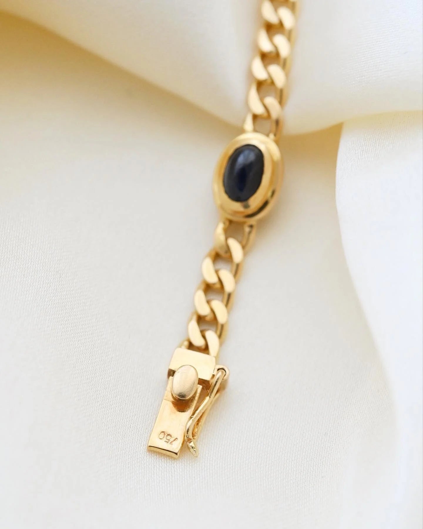 Amazing Star Sapphire Cabochon Vintage Curb Bracelet 18K Gold