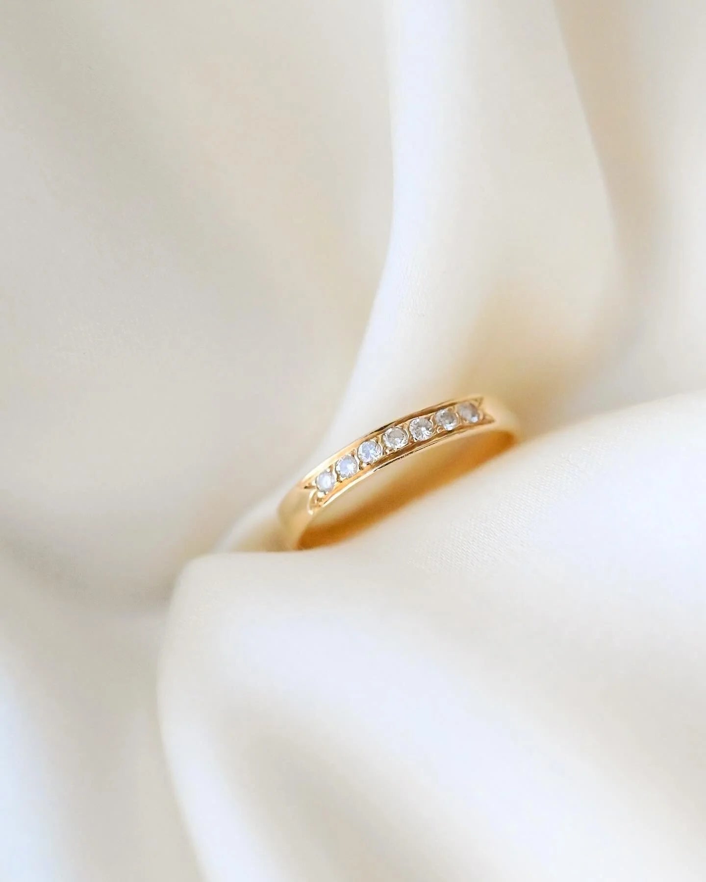 Beautiful Antique 7 Stone Diamond Band 18K Gold 1940s
