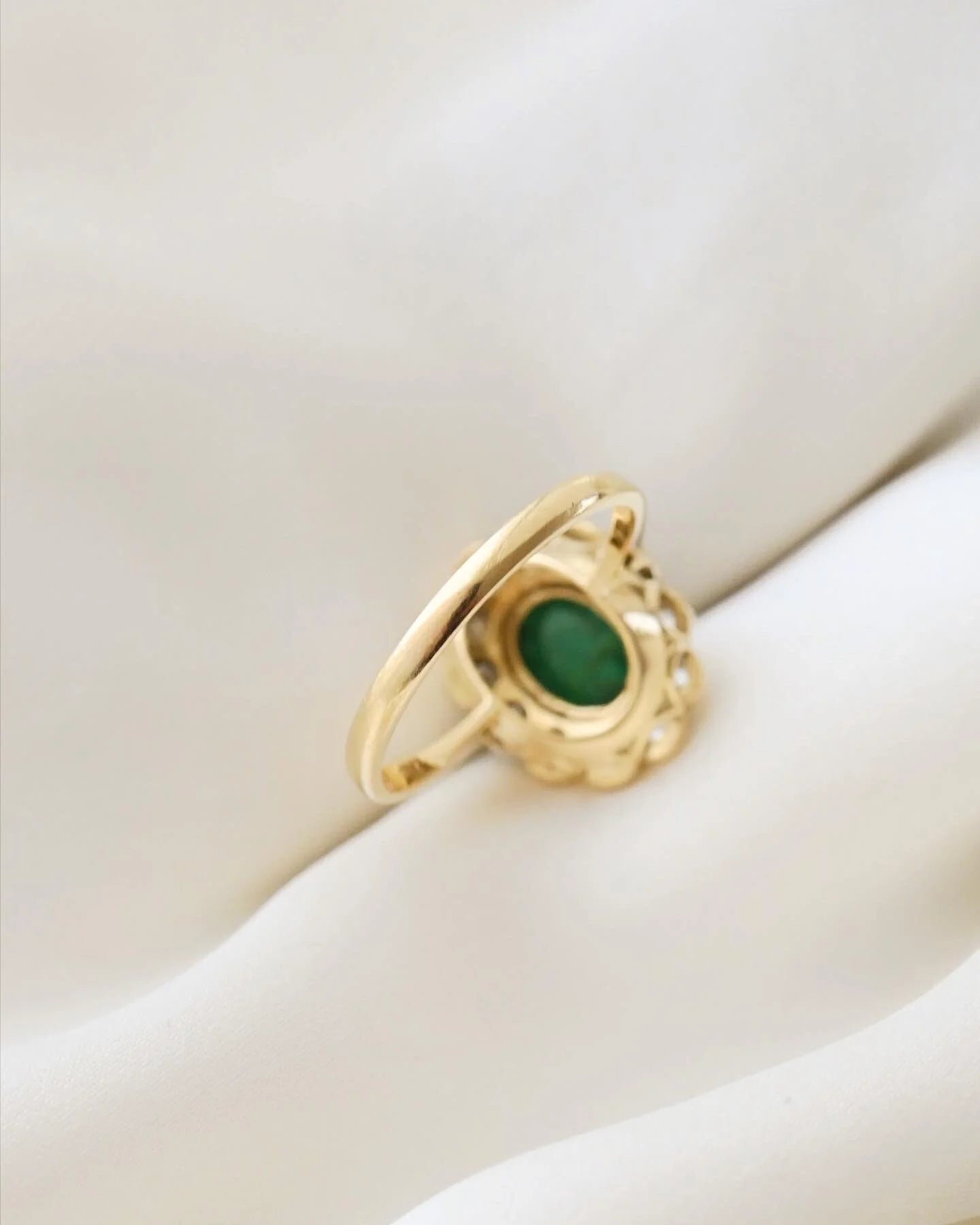 Luxurious English Vintage Ring Emerald x Diamond 18K Gold 1980