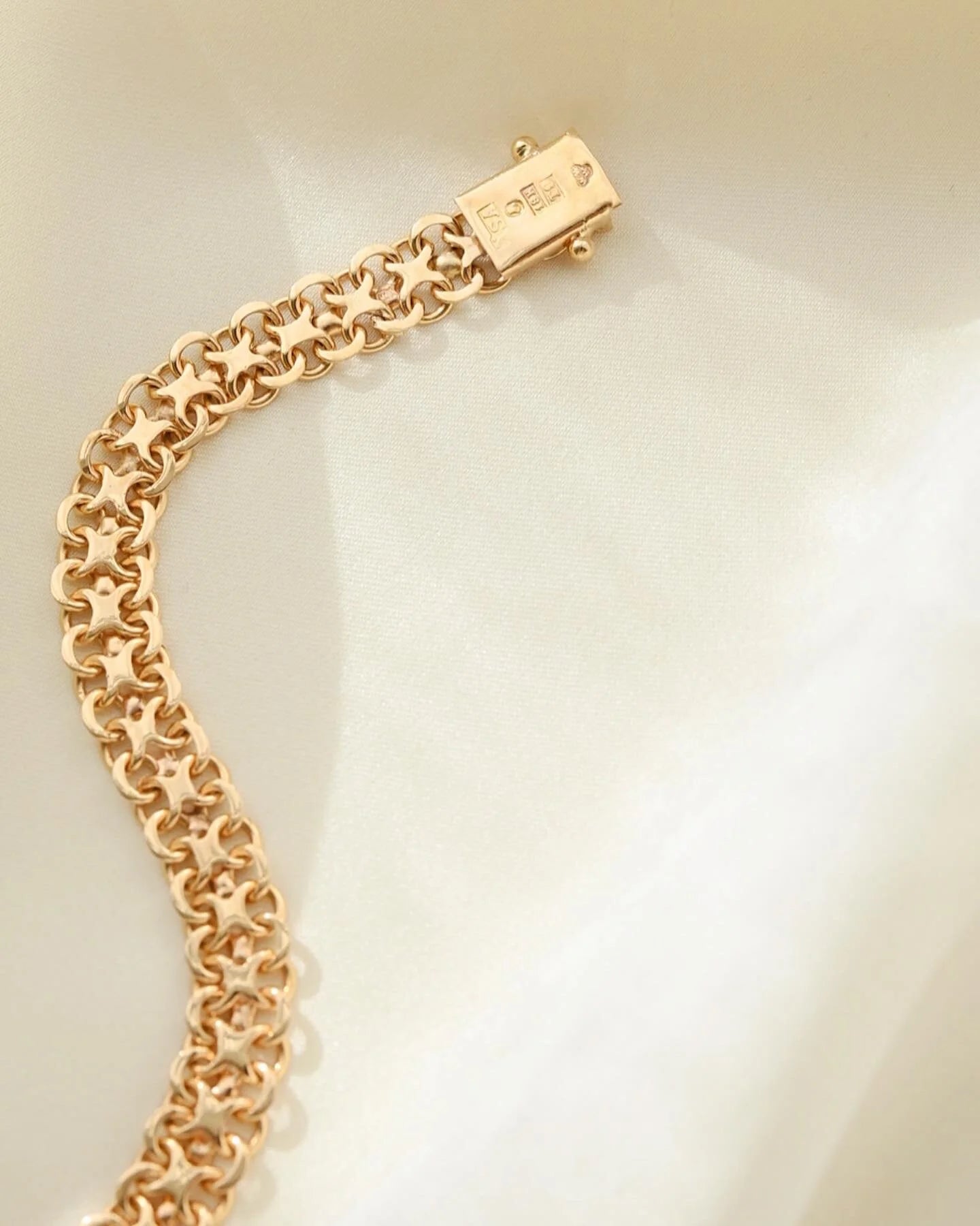 Stunning Feminine X Link Vintage Bracelet 18K Gold 1969